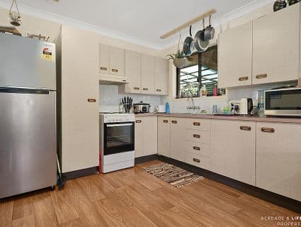 4 Arvon Ave, Beachmere, QLD, 4510, Beachmere - Thumbnail 2