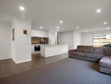 6 Cartwright Grove, Cranbourne East, VIC, 3977, Cranbourne East - Thumbnail 2
