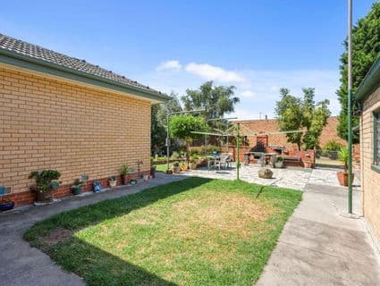 152 West Street, Hadfield - Thumbnail 8