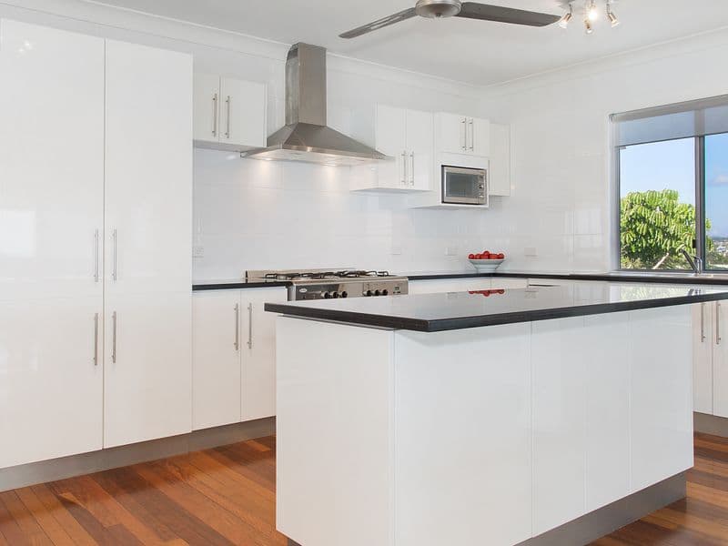4 Ocean Parade, COOEE BAY, Cooee Bay - Thumbnail 4