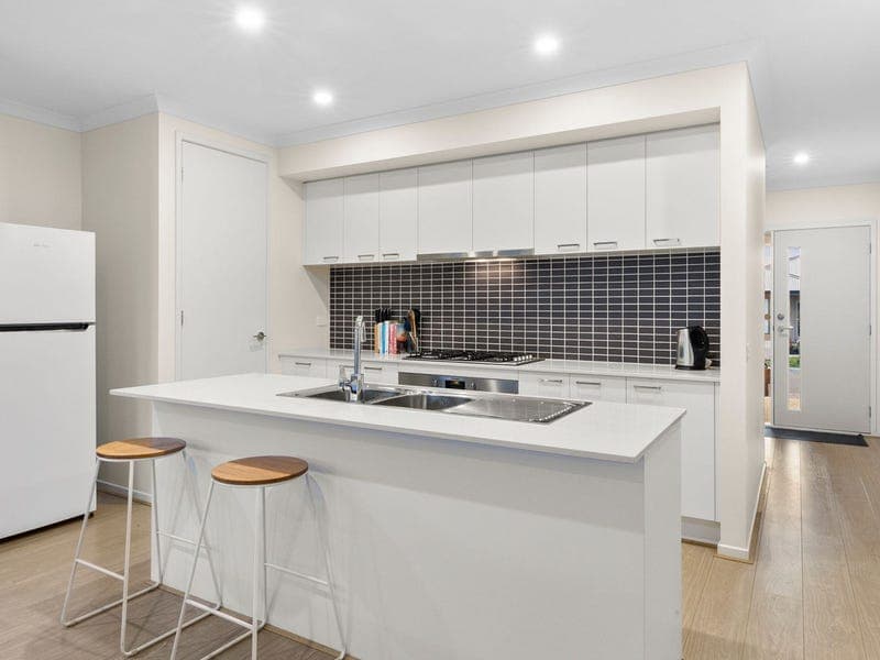 10 Honeyeater Way,MOUNT DUNEED, Mount Duneed - Thumbnail 2