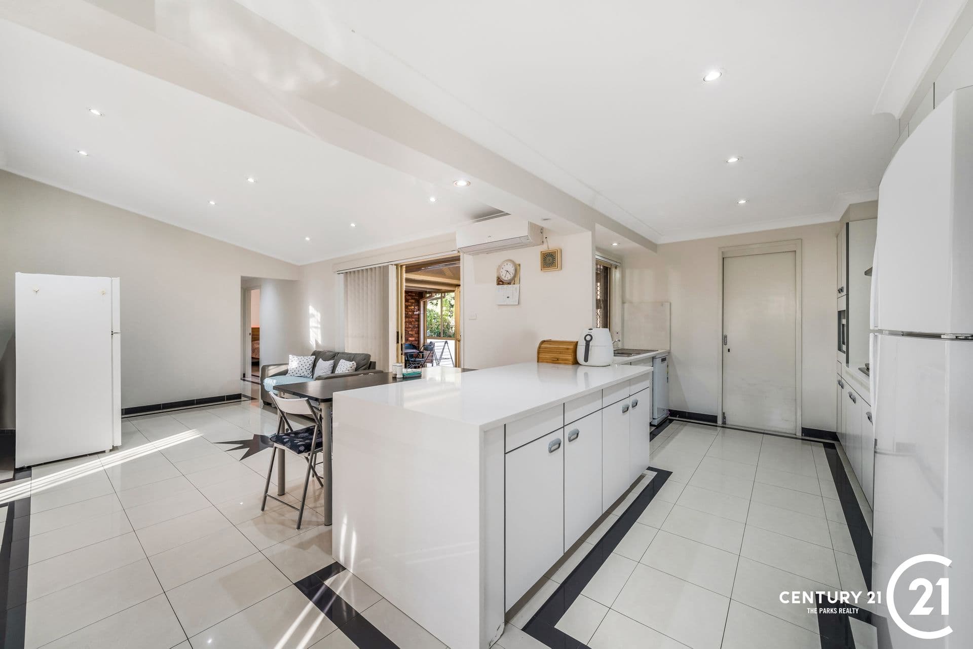 61 Edensor Road, St Johns Park, NSW, 2176, St Johns Park - Thumbnail 7