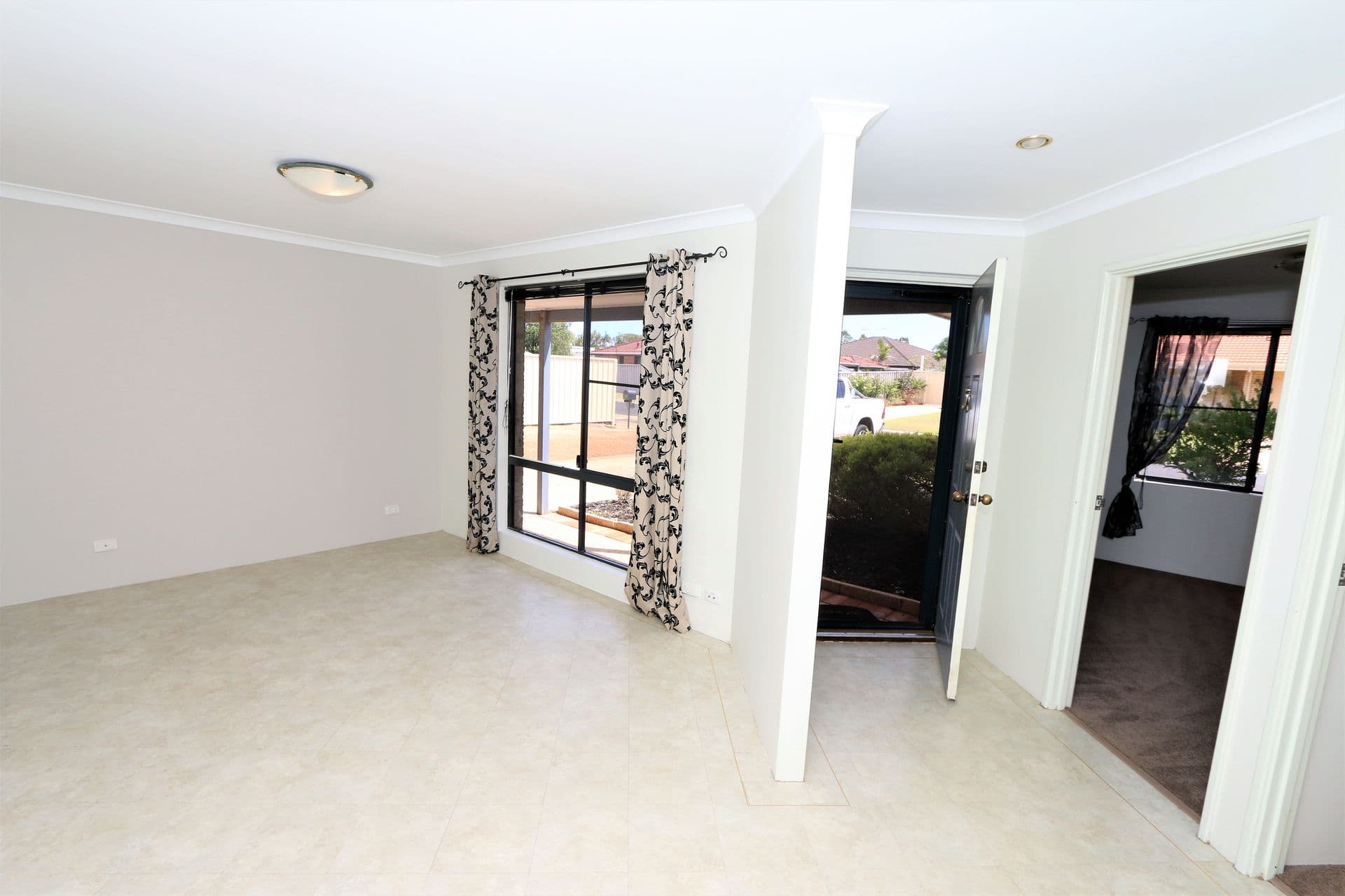 2/4 Bottlewood Court, BURLEIGH WATERS QLD 4220, Usher - Thumbnail 4