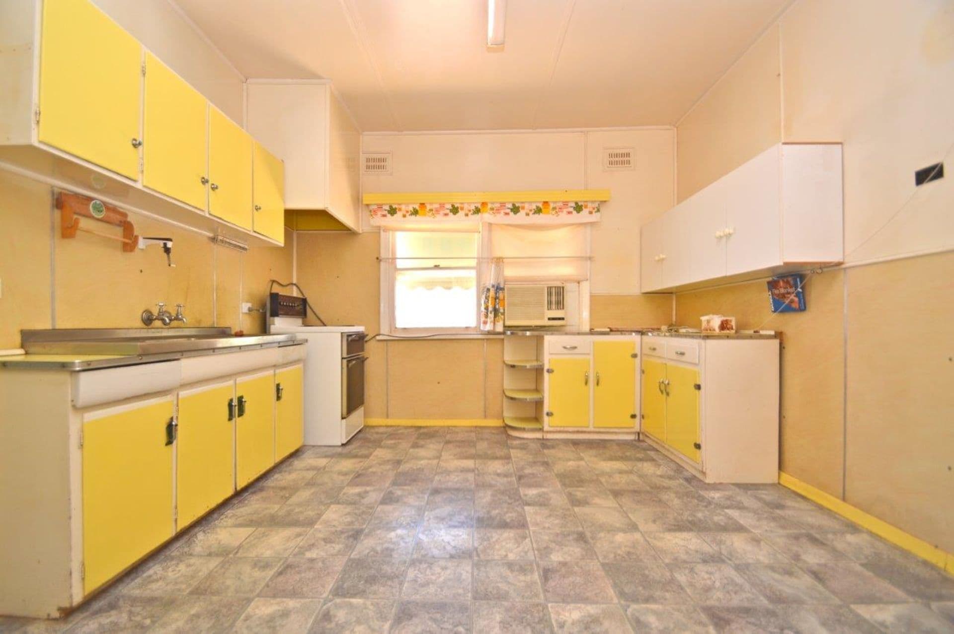 318 Wandoo Street, Broken Hill, NSW, 2880, Broken Hill - Thumbnail 2