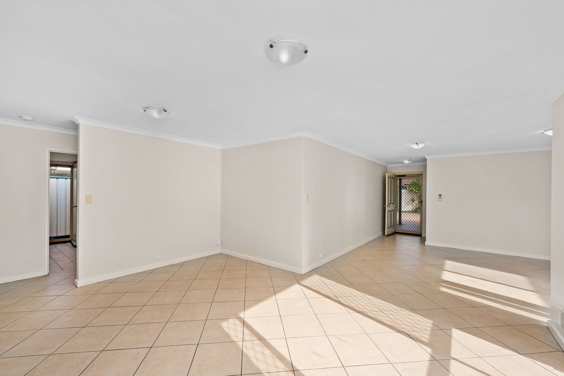 3/363 Daly Street, Cloverdale, WA, 6105, Cloverdale - Thumbnail 2