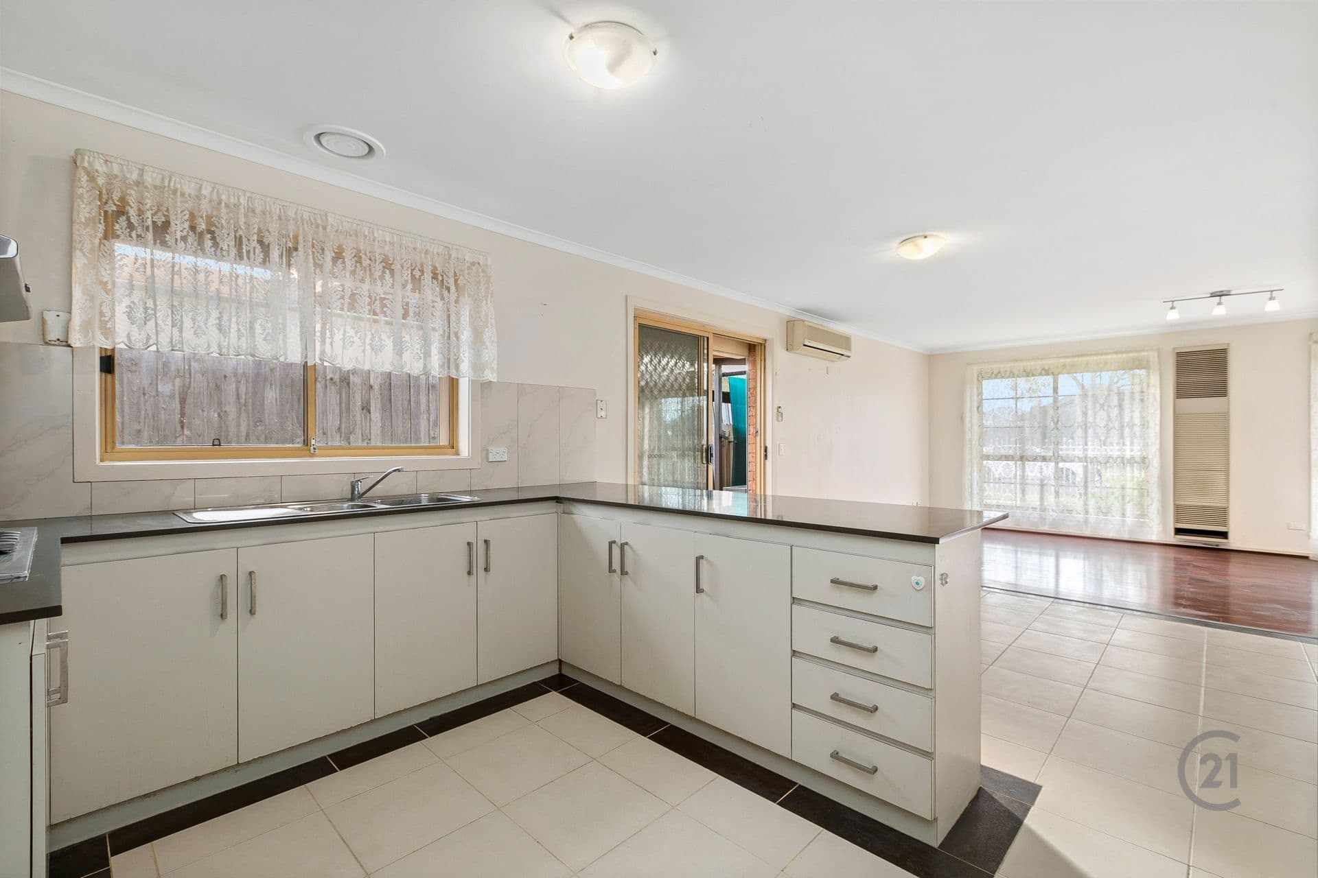 13 Newbury Street, Werribee, VIC, 3030, Werribee - Thumbnail 3