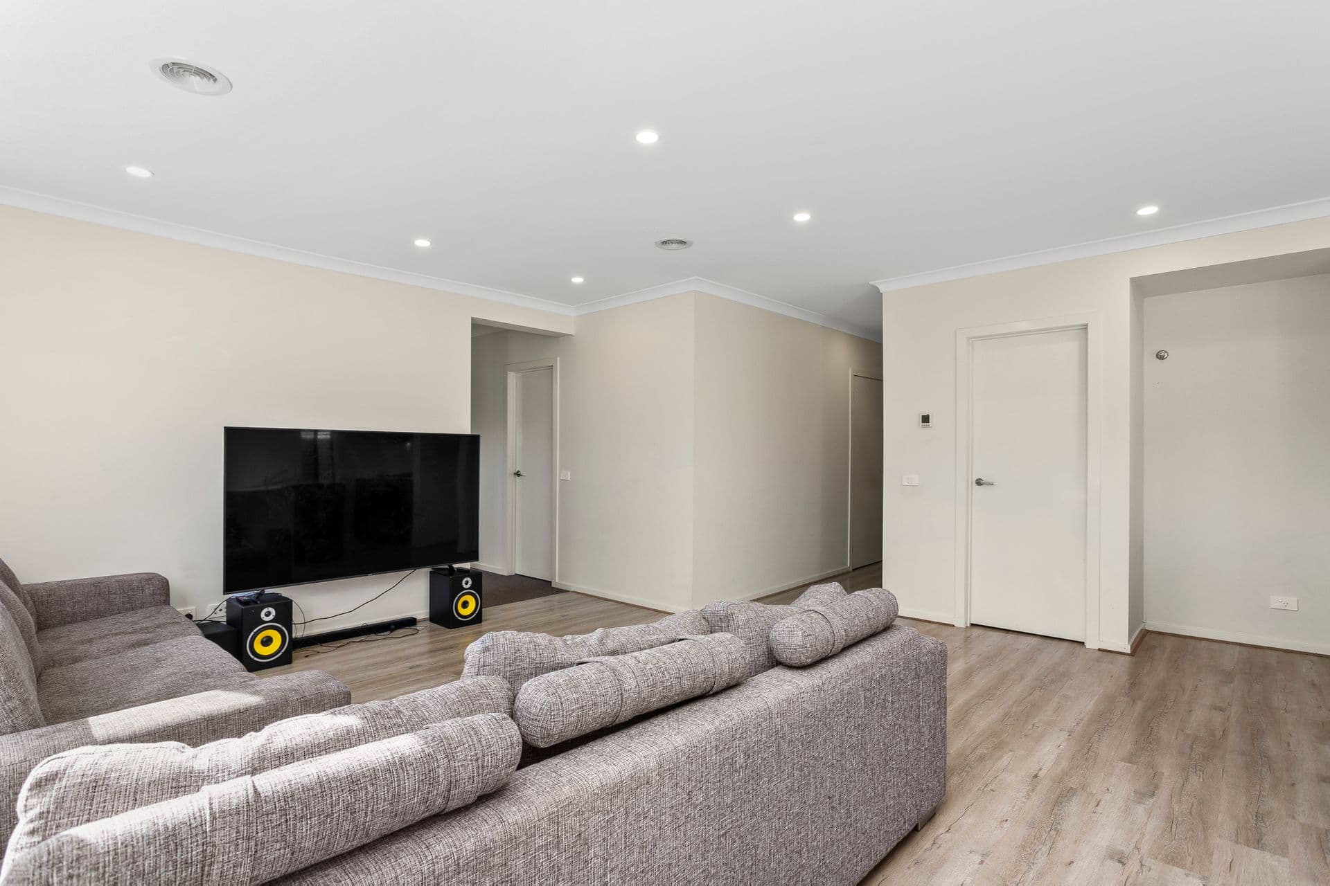 4 Rathdowne Road, Werribee, VIC, 3030, Werribee - Thumbnail 4