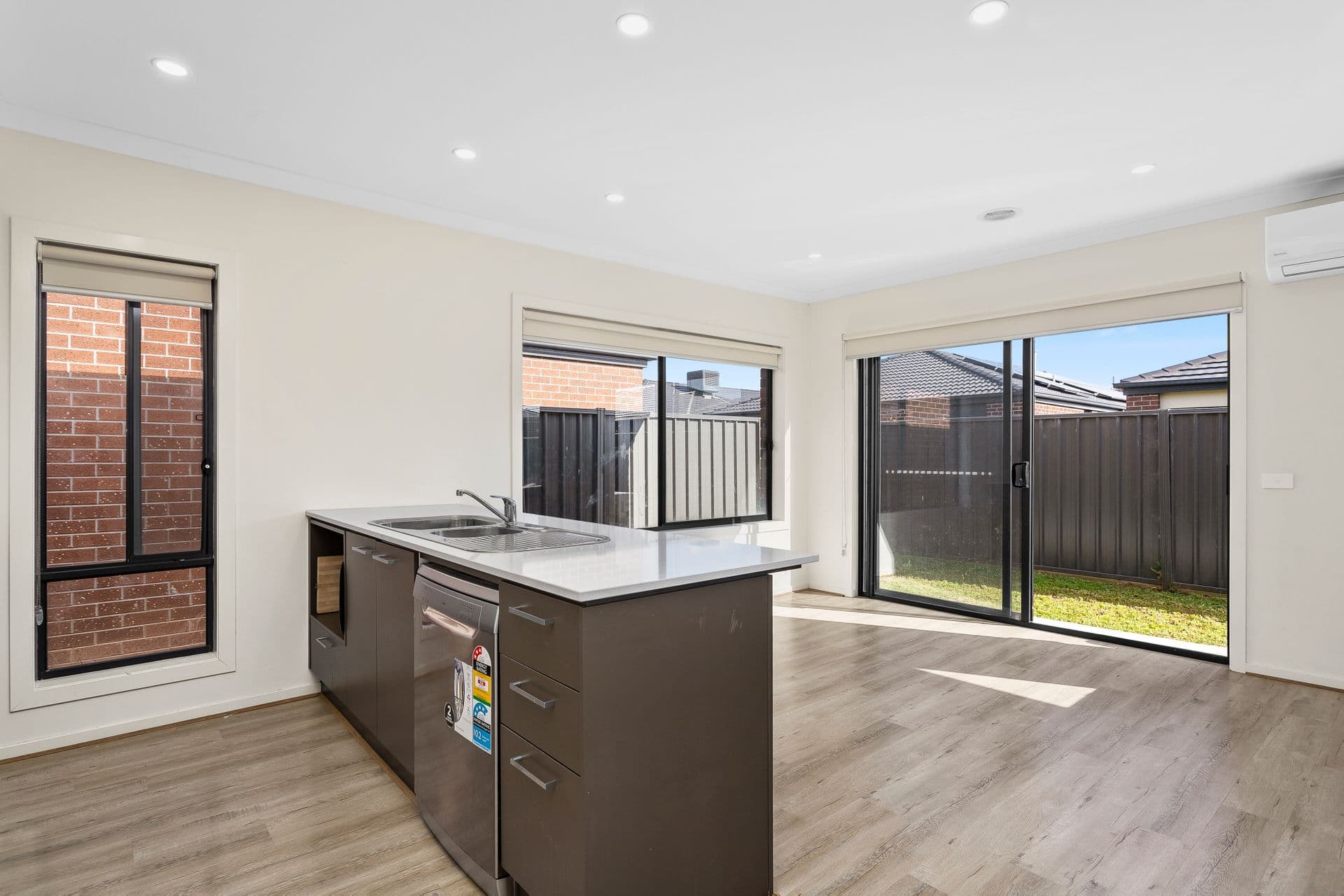 4 Rathdowne Road, Werribee, VIC, 3030, Werribee - Thumbnail 8