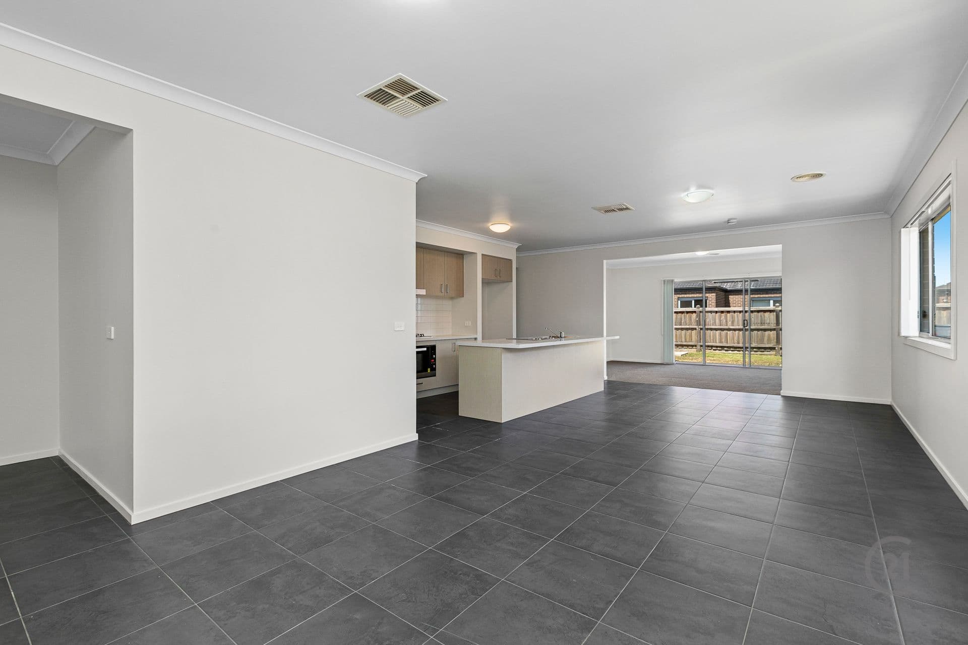 10 Ostend Crescent, Point Cook, VIC, 3030, Point Cook - Thumbnail 5