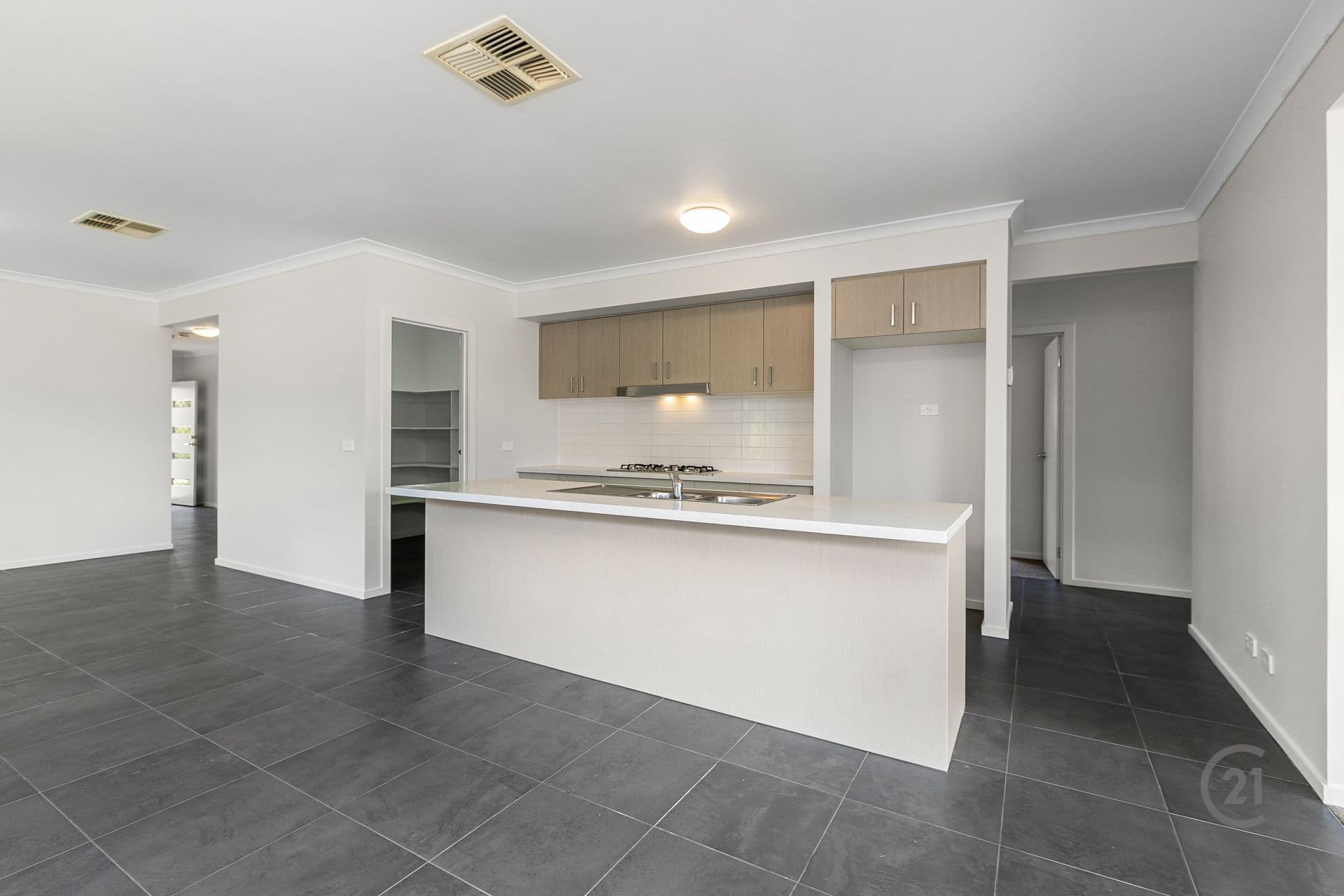 10 Ostend Crescent, Point Cook, VIC, 3030, Point Cook - Thumbnail 3