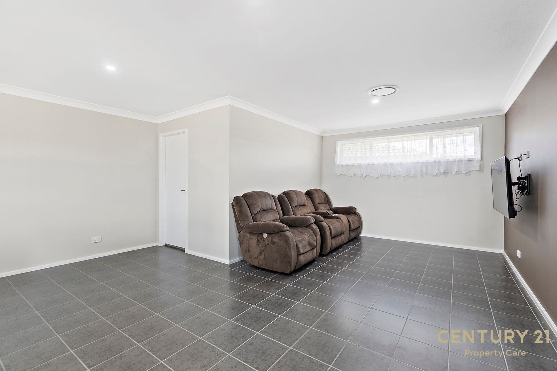 10 Campbell Close, Minto, NSW, 2566, Minto - Thumbnail 5