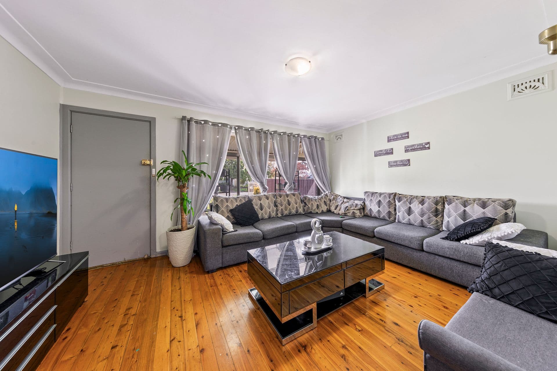 10 Waratah Crescent, Macquarie Fields, NSW, 2564, Macquarie Fields - Thumbnail 2