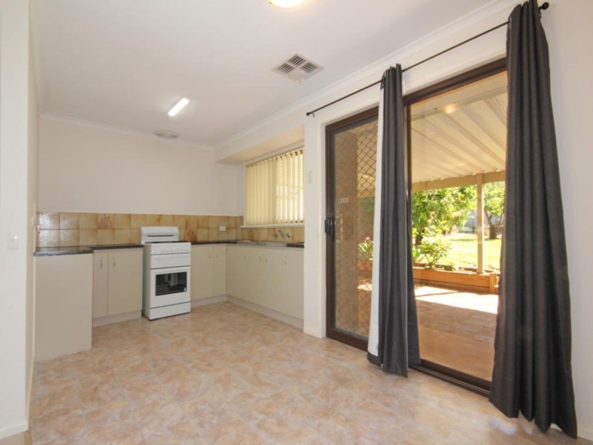 8 Lynly Court, Morphett Vale, SA, 5162, Morphett Vale - Thumbnail 3