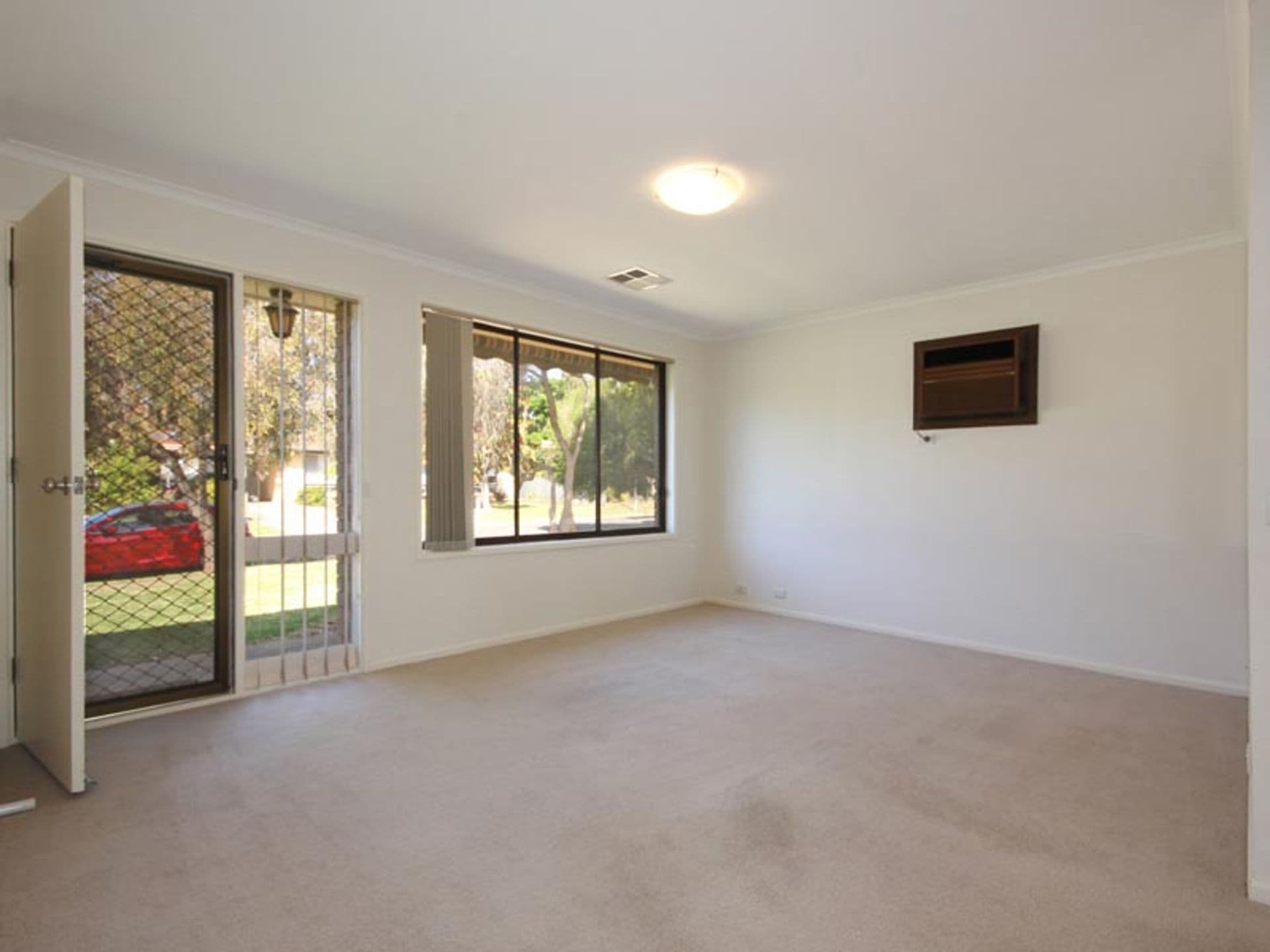 8 Lynly Court, Morphett Vale, SA, 5162, Morphett Vale - Thumbnail 2