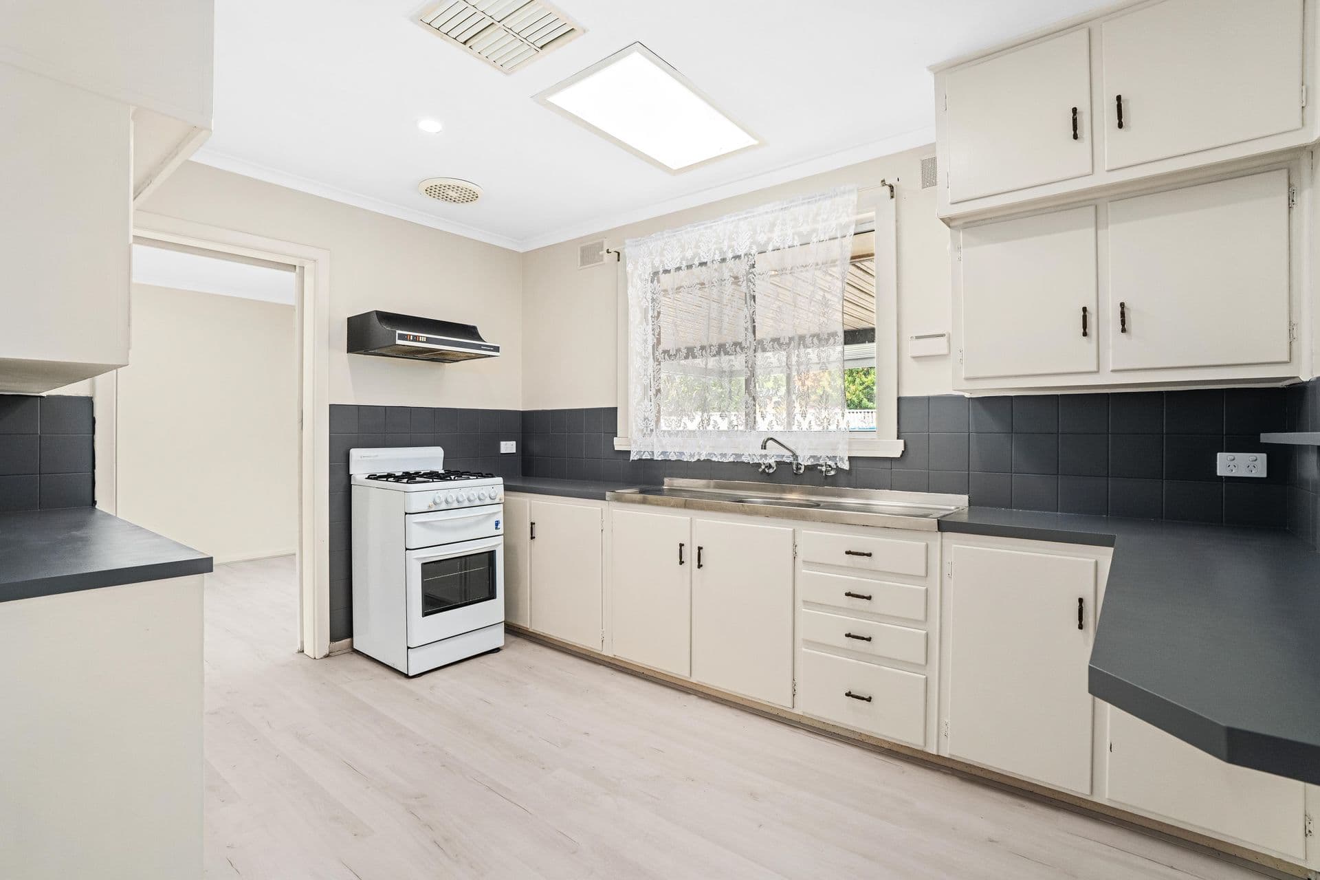 27 Loman Street, Morphett Vale, SA, 5162, Morphett Vale - Thumbnail 2