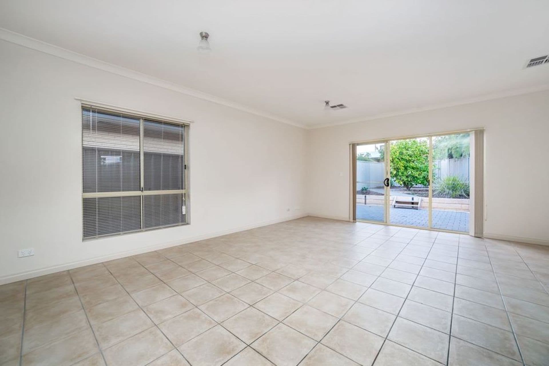 46A White Crescent, Seacombe Gardens, SA, 5047, Seacombe Gardens - Thumbnail 2