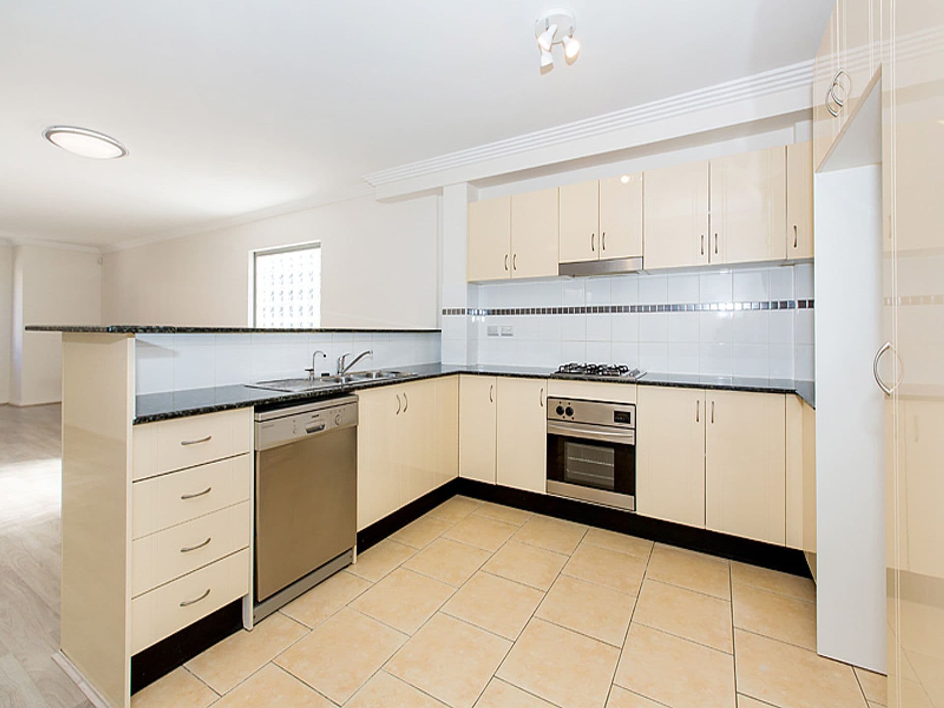 18/12-18 Conie Avenue, Baulkham Hills - Thumbnail 2