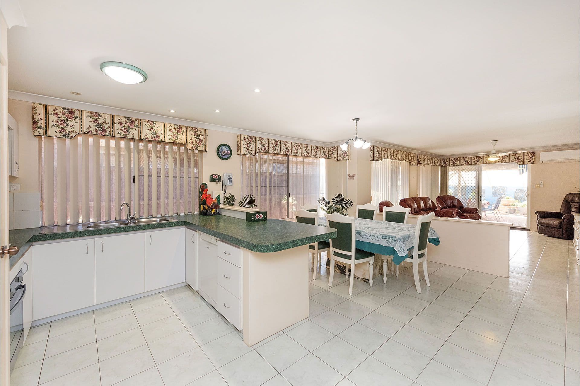 22 Parrotbush Crescent, Ellenbrook, WA, 6069, Ellenbrook - Thumbnail 4