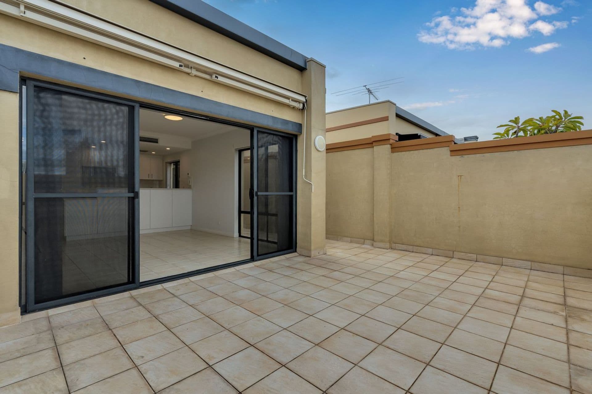 2/204 Lake Street, Perth, WA, 6000, Perth - Thumbnail 2
