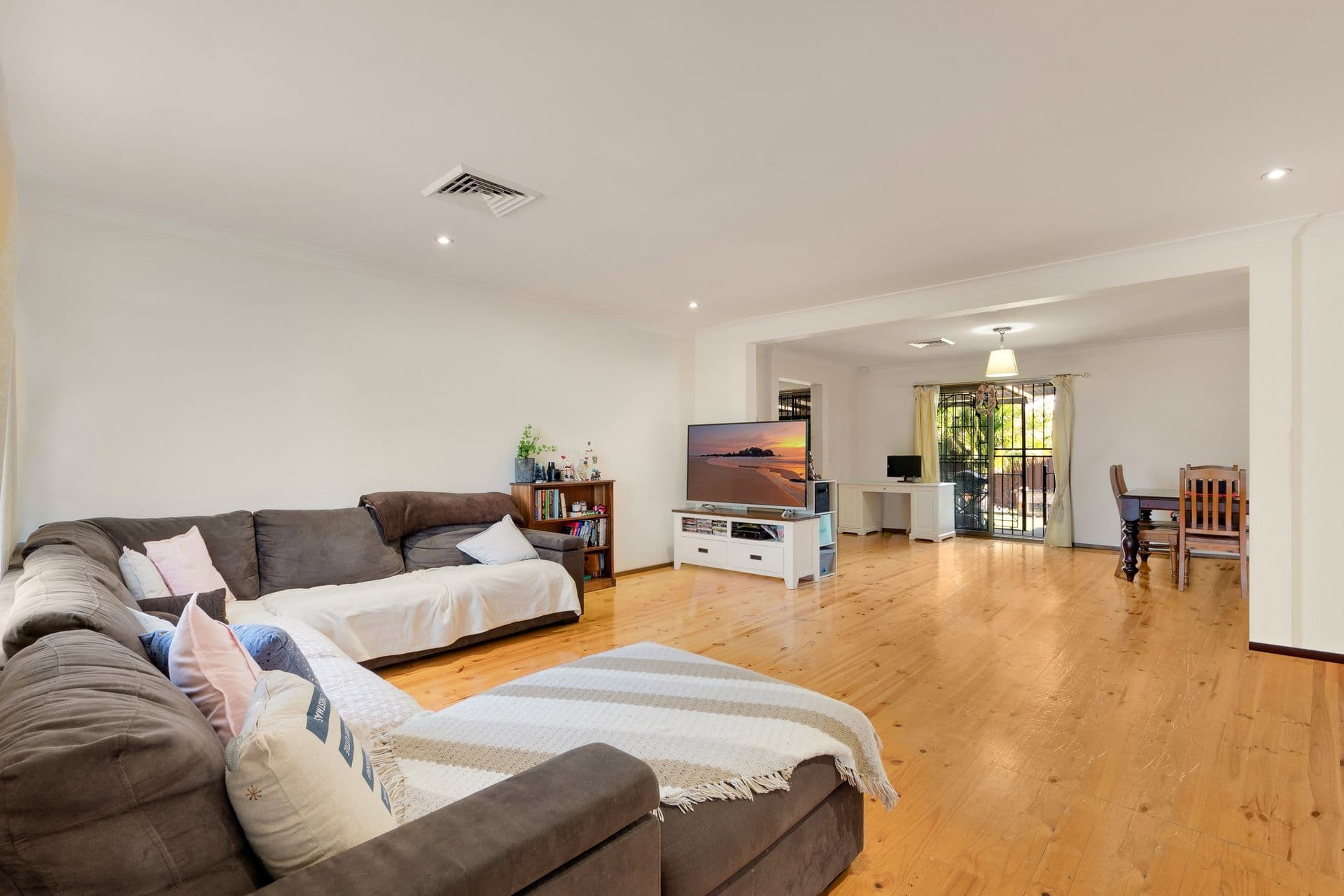 240 Harrow Road, Glenfield, NSW, 2167, Glenfield - Thumbnail 2