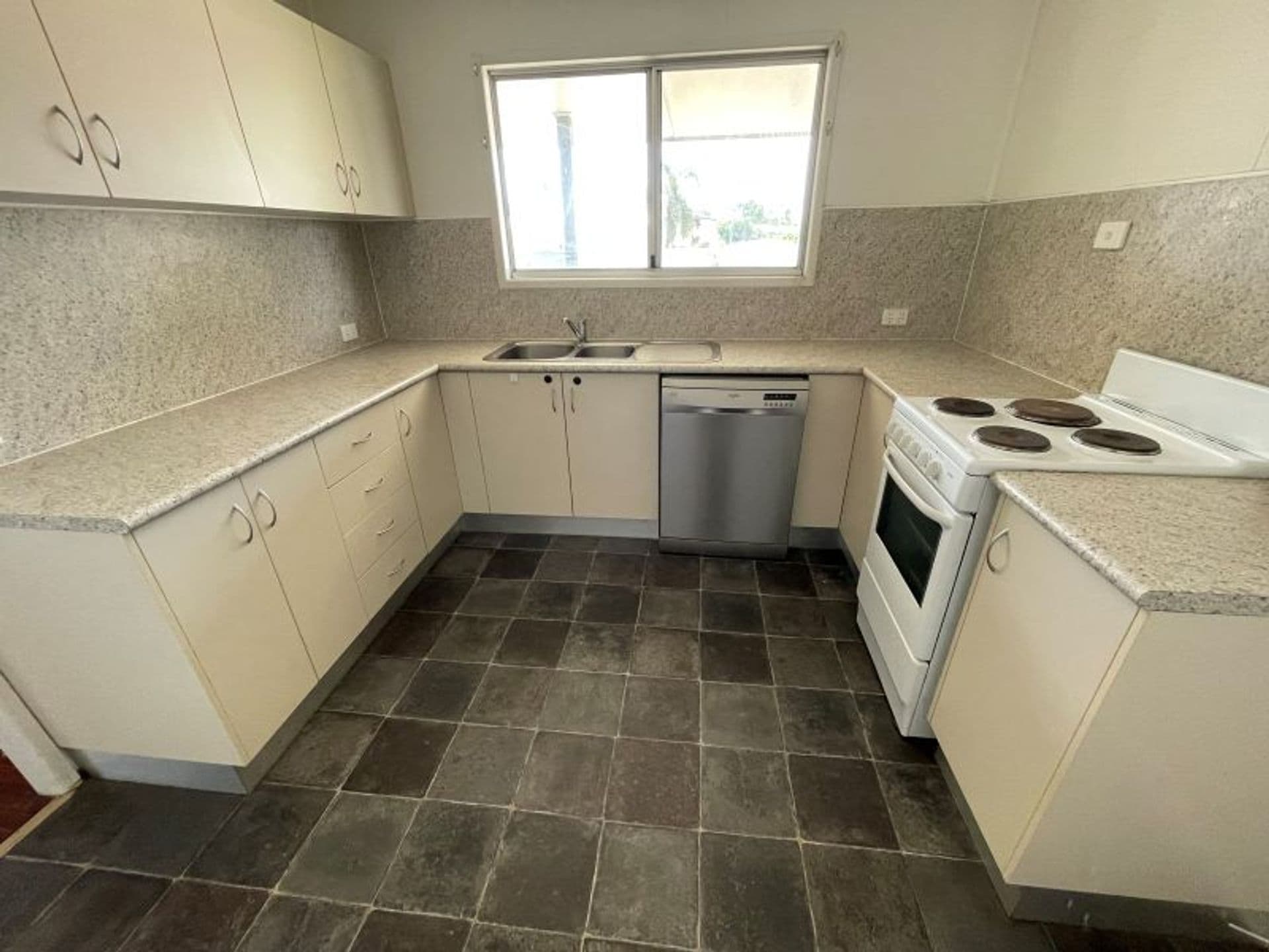 4 Barraclough Crescent, Moranbah, QLD, 4744, Moranbah - Thumbnail 7