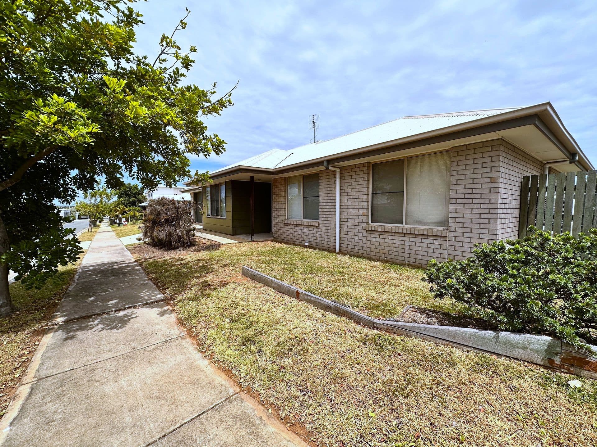 2 Robin Street, Moranbah, QLD, 4744, Moranbah - Thumbnail 2