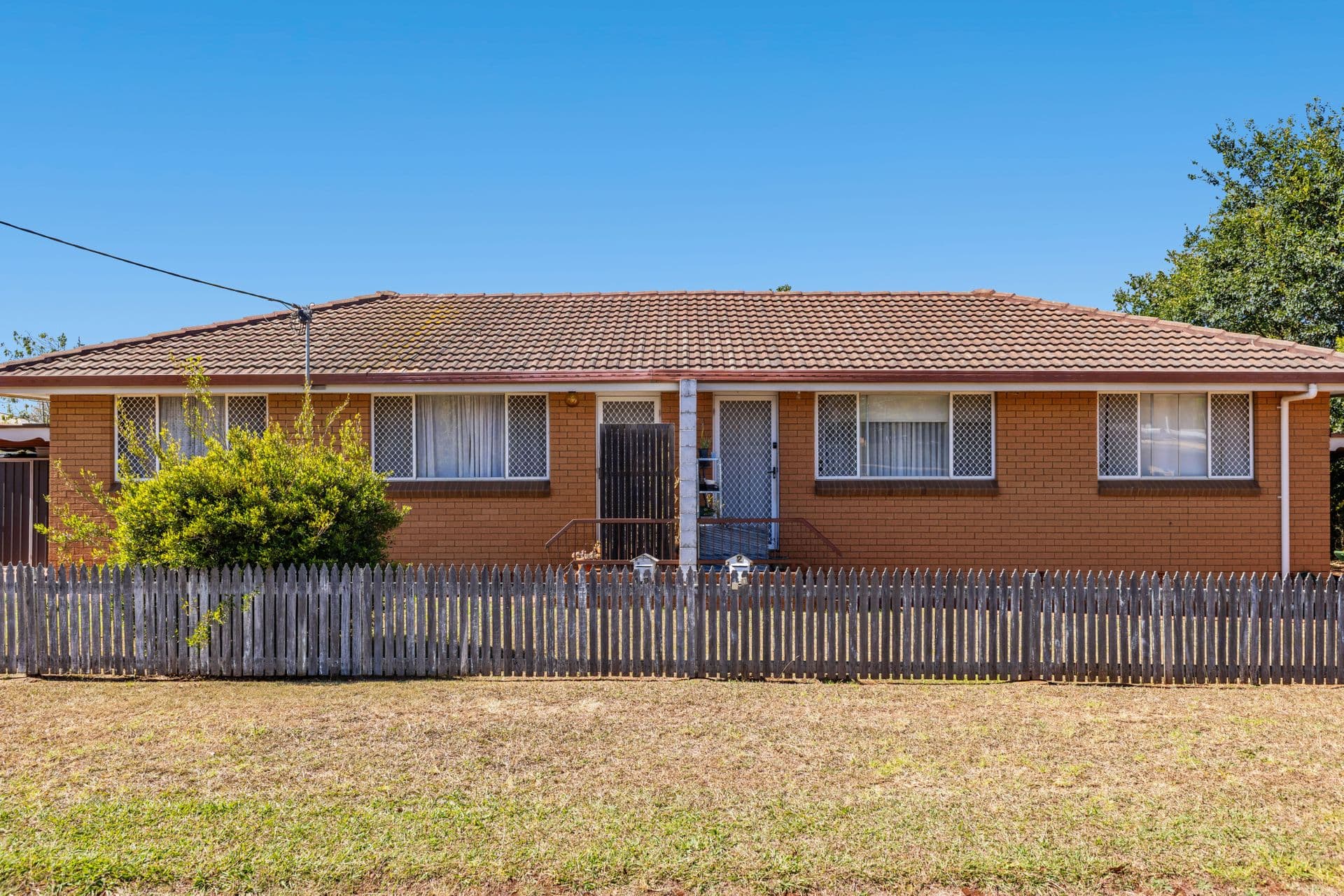 10 Whitefriars Street, Rockville, QLD, 4350, Rockville - Thumbnail 2