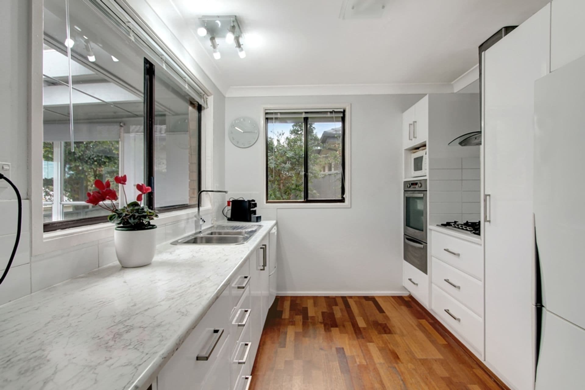 20 Hilltop Avenue, Hazelbrook, NSW, 2779, Hazelbrook - Thumbnail 2