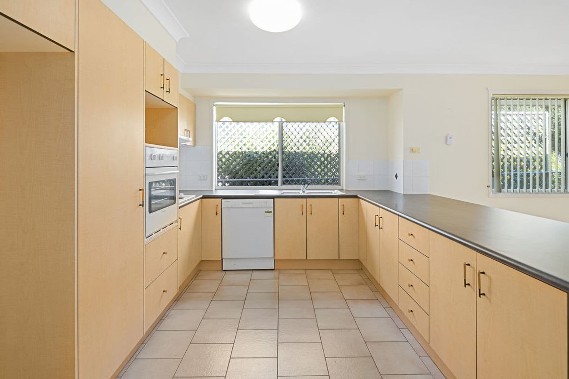 19 Davidson Street, Wynnum, QLD, 4178, Wynnum - Thumbnail 2
