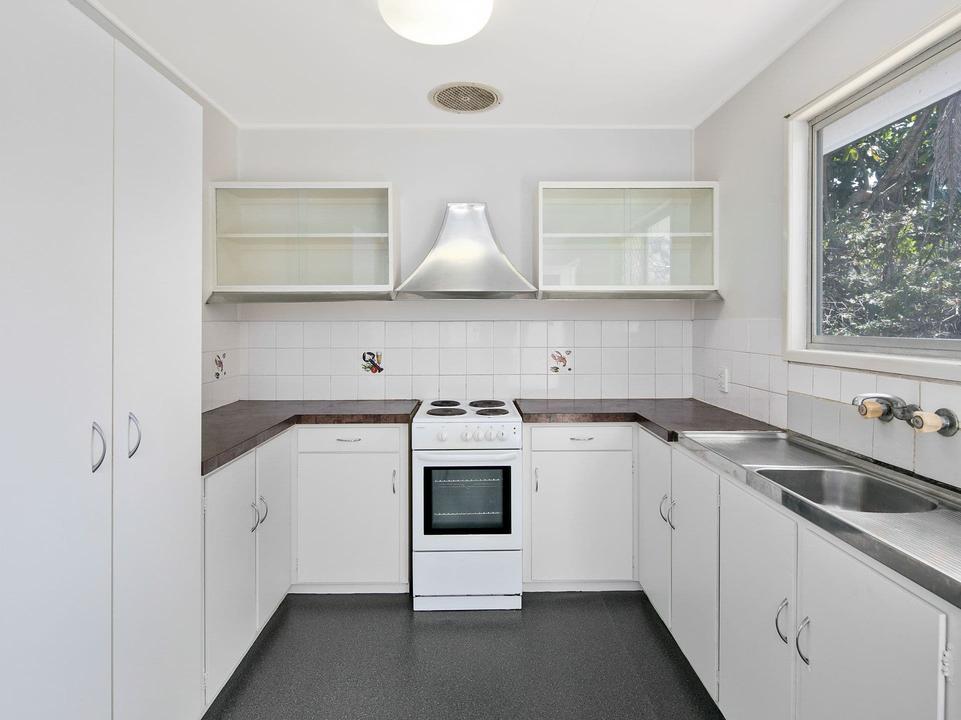 52 Bernays Road, Wynnum West, QLD, 4178, Wynnum West - Thumbnail 2