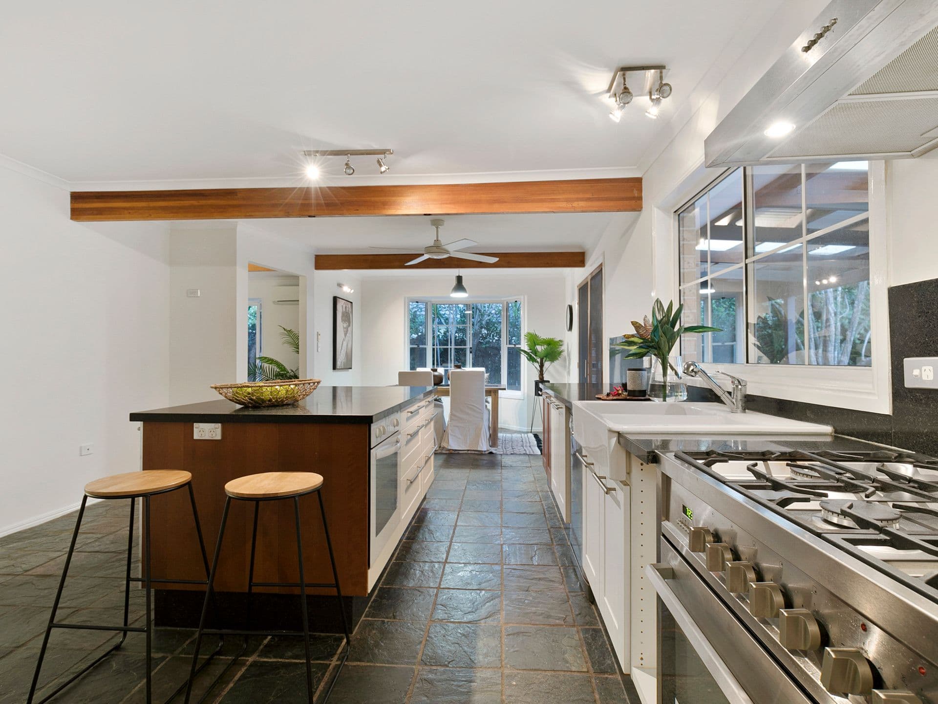 54 Duncan Street, Wynnum, QLD, 4178, Wynnum West - Thumbnail 2