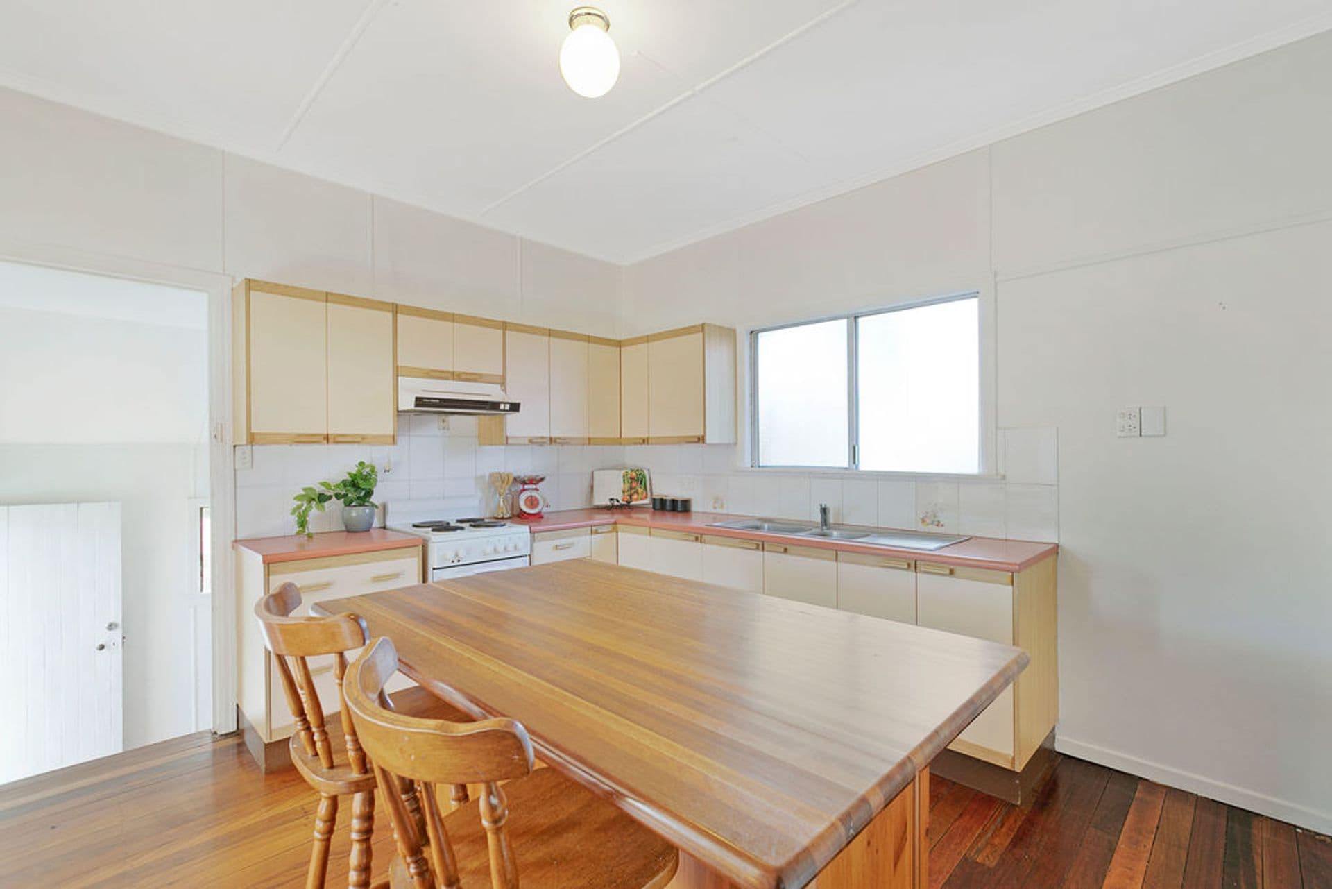 2304 Wynnum Road, Wynnum, QLD, 4178, Wynnum - Thumbnail 3