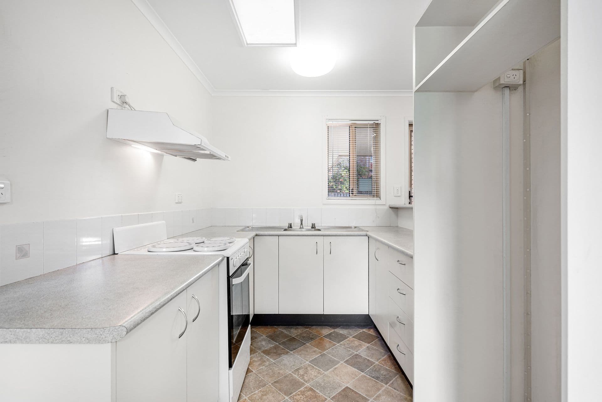 2/15 Worthing Street, Wynnum, QLD, 4178, Wynnum - Thumbnail 3