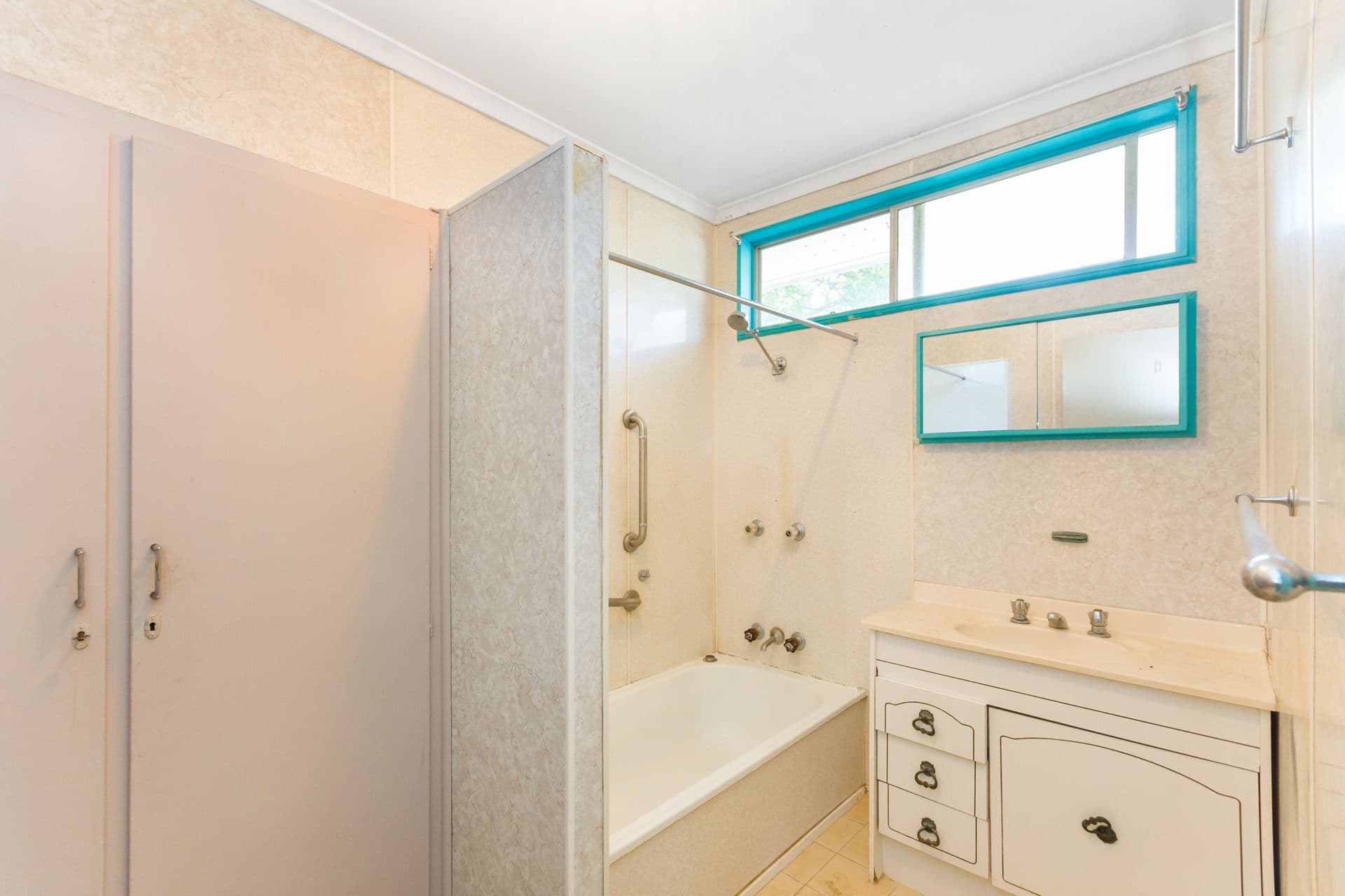 28 Davies Street, Mount Louisa, QLD, 4814, Mount Louisa - Thumbnail 2