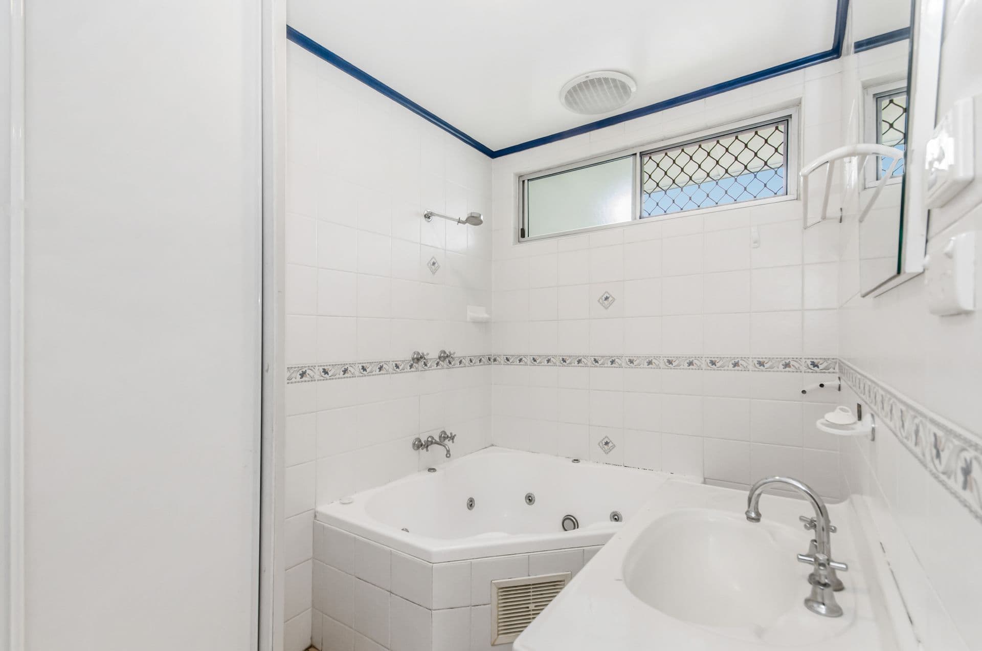 16 Ives Street, Kirwan, QLD, 4817, Kirwan - Thumbnail 2