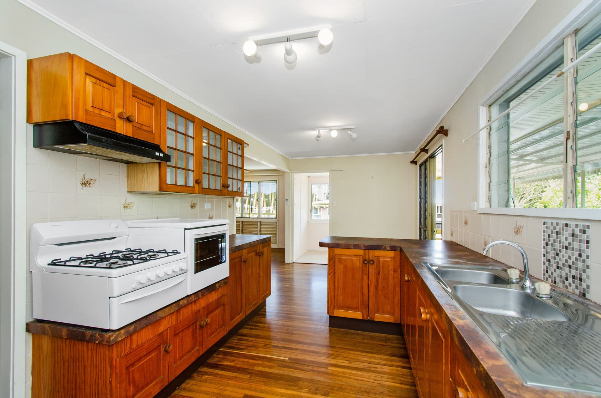 10 Condamine Street, Wulguru, QLD, 4811, Wulguru - Thumbnail 2