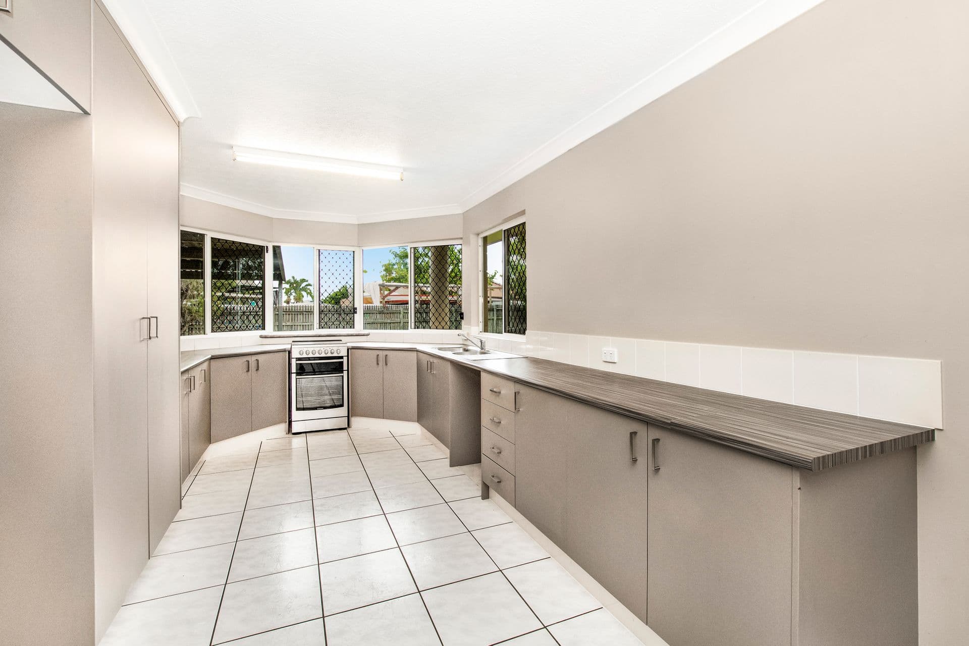 42 Chiquita Avenue, Rasmussen, QLD, 4815, Rasmussen - Thumbnail 6