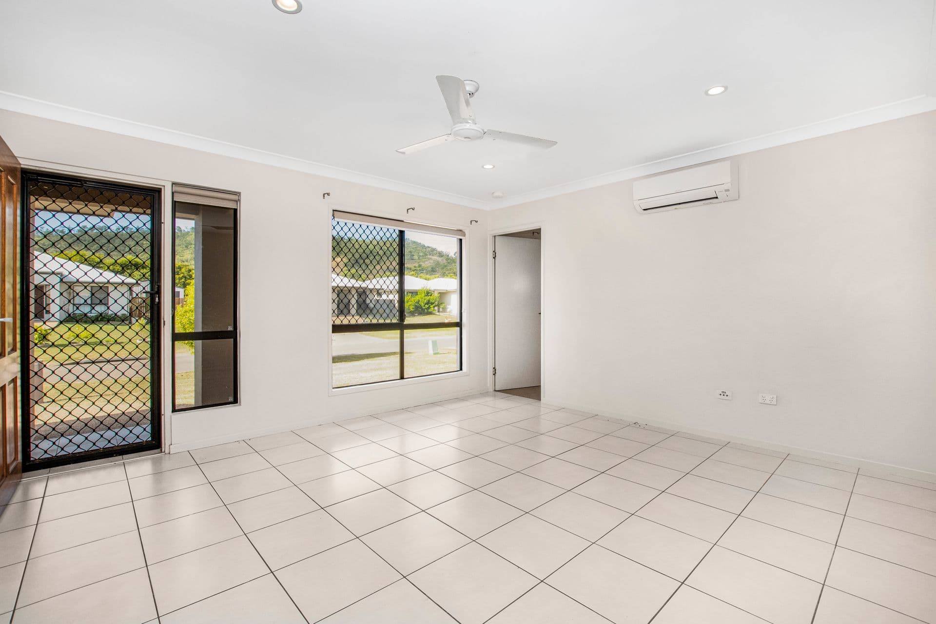 13 Ellsworth Drive, Mount Louisa, QLD, 4814, Mount Louisa - Thumbnail 2