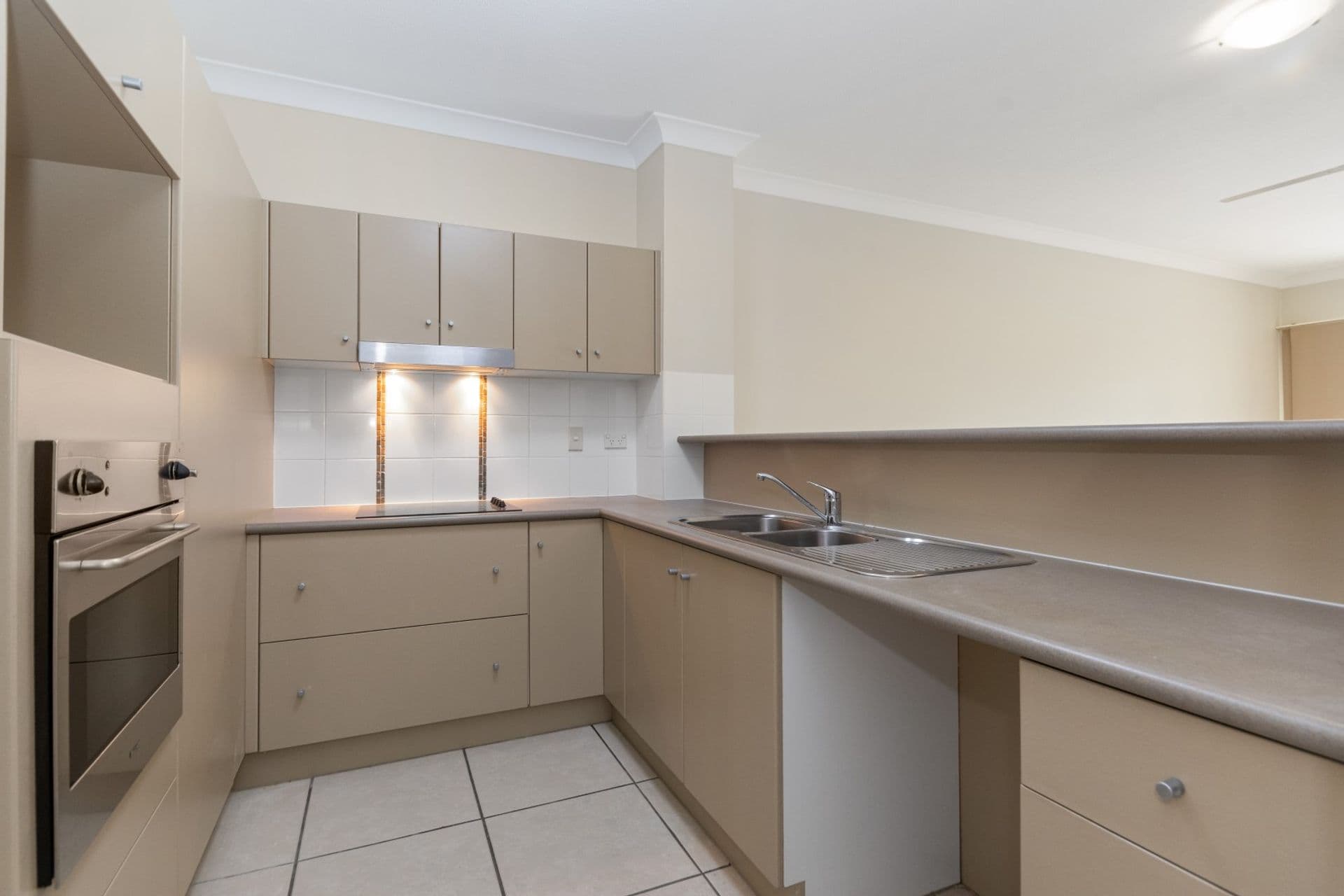 9/12-14 Martinez Avenue, West End, QLD, 4810, West End - Thumbnail 3