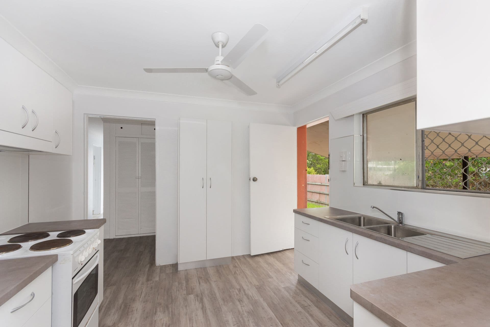 211 Hugh Street, Currajong, QLD, 4812, Currajong - Thumbnail 3