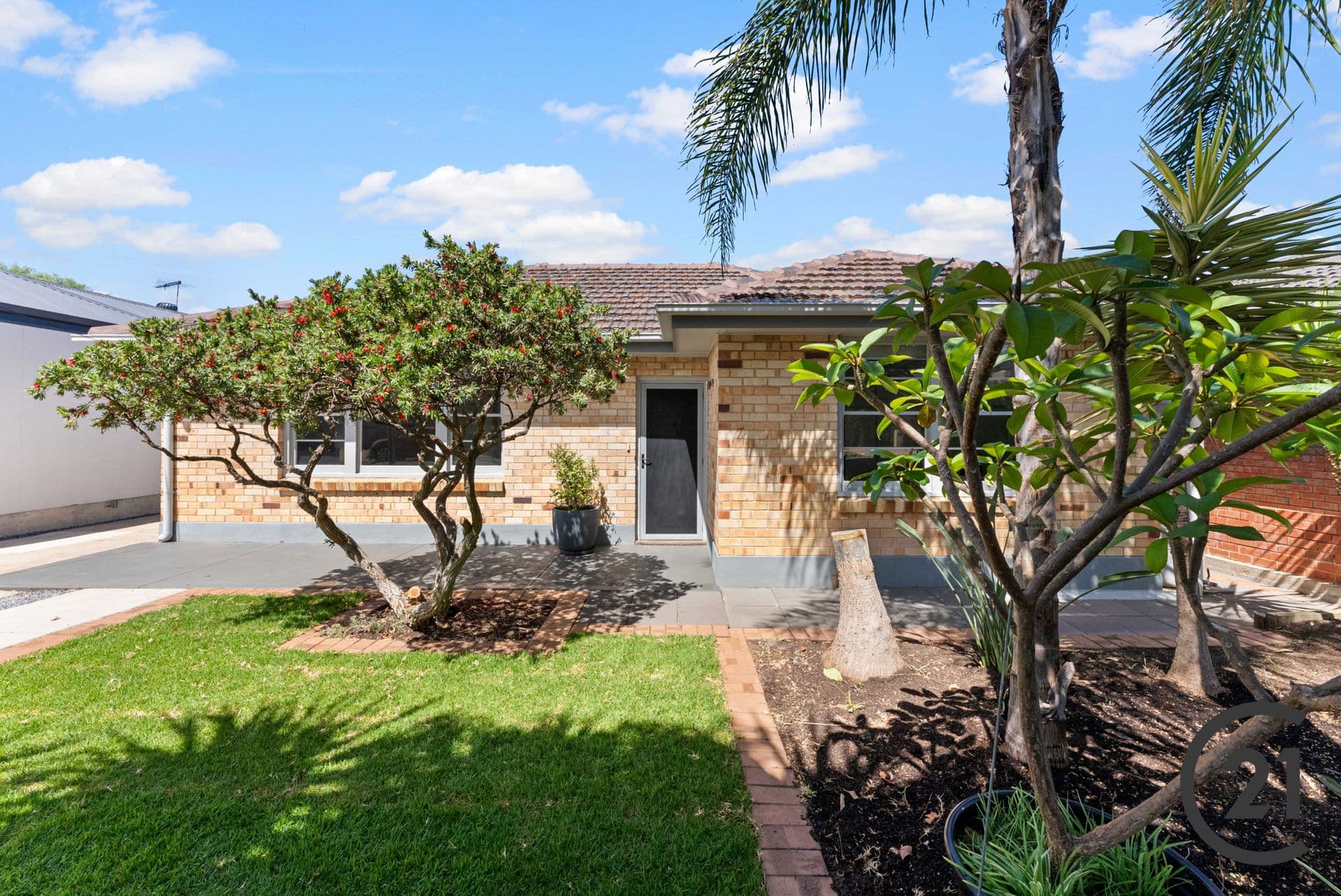 2/11 CEDAR Court, BURLEIGH HEADS QLD 4220, Largs North - Image 1