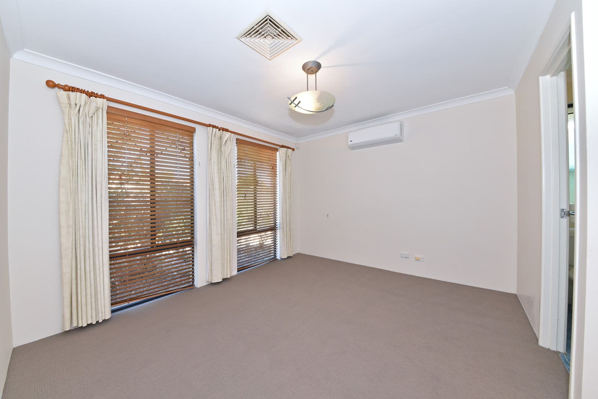 4 Rover Court, Quinns Rocks, WA, 6030, Quinns Rocks - Thumbnail 2