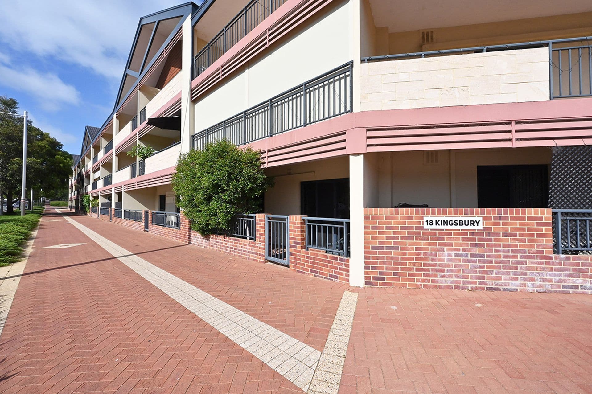 2/4 Rockbeare Grove, Ivanhoe, Ivanhoe - Image 1
