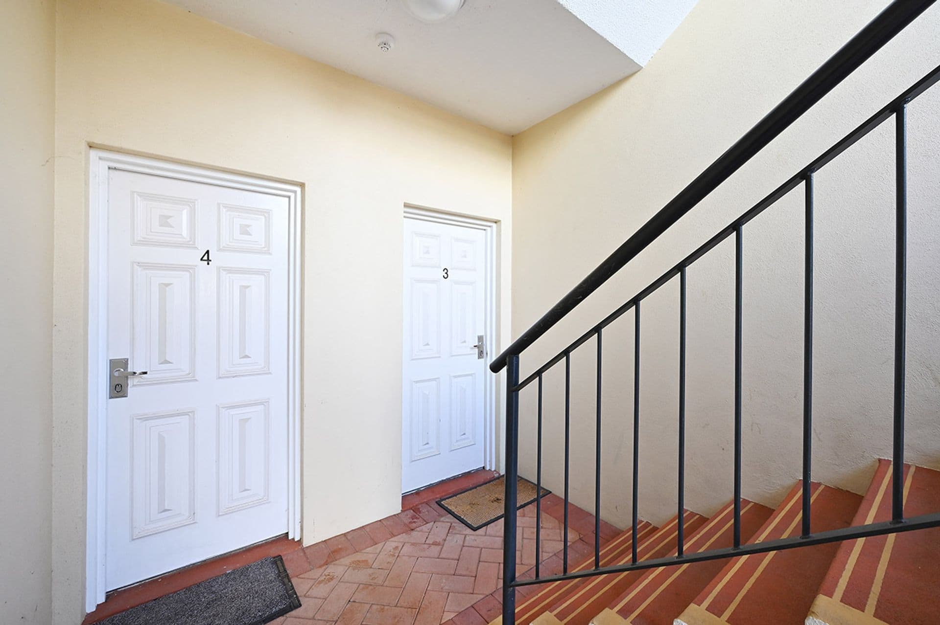 2/4 Rockbeare Grove, Ivanhoe, Ivanhoe - Thumbnail 4