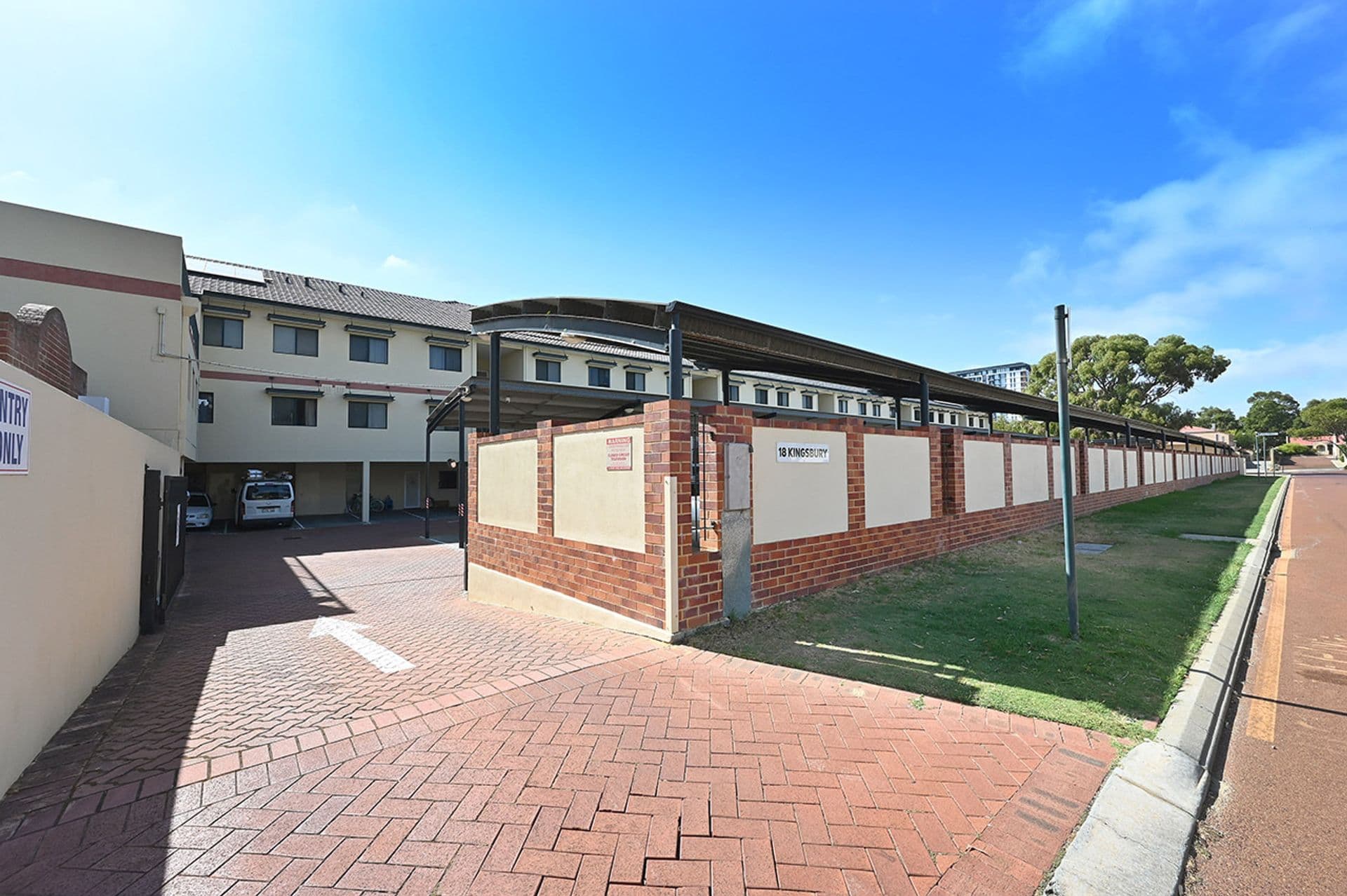2/4 Rockbeare Grove, Ivanhoe, Ivanhoe - Thumbnail 2