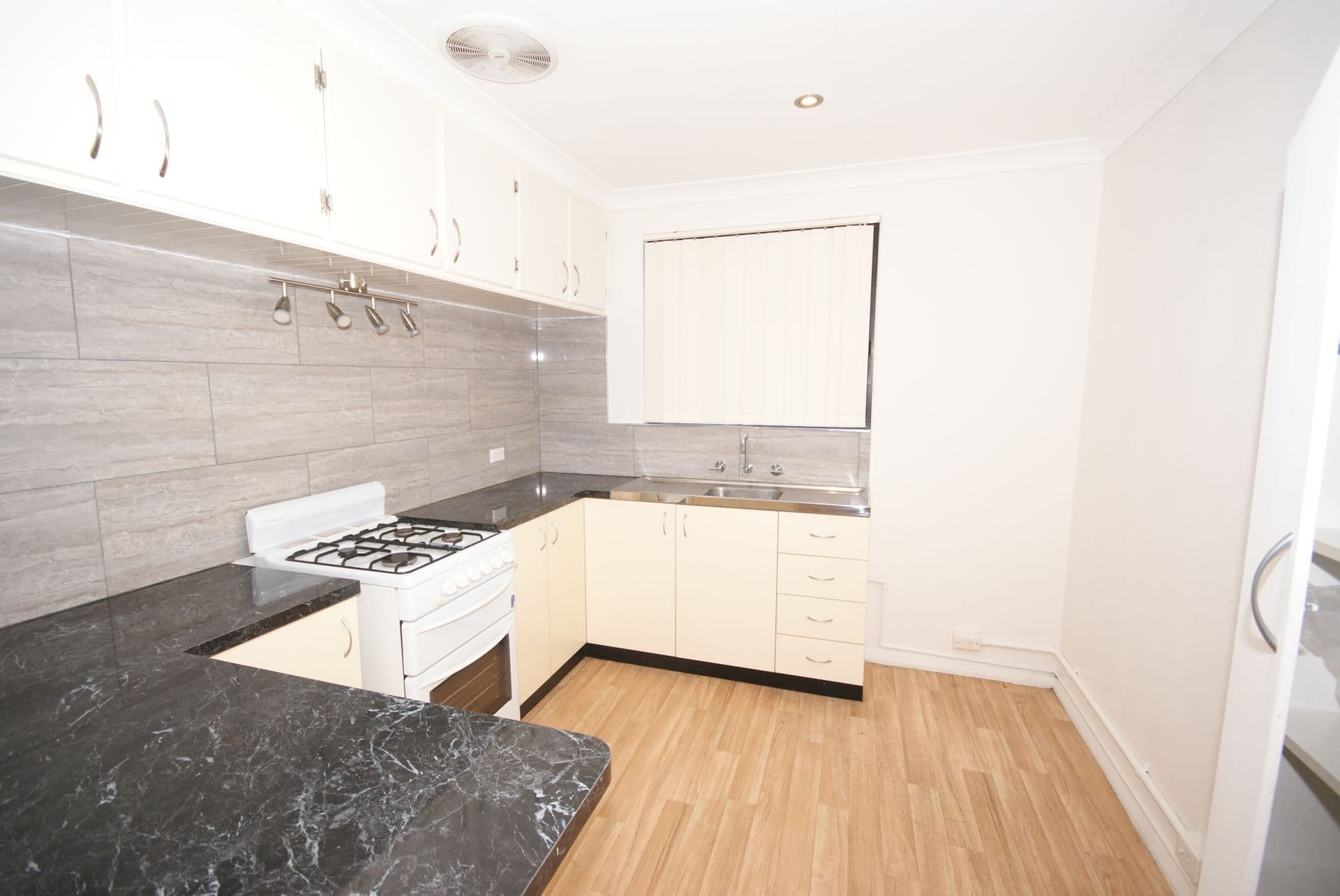 20/61 Rockingham Beach Road, Rockingham, WA, 6168, Cooloongup - Thumbnail 7