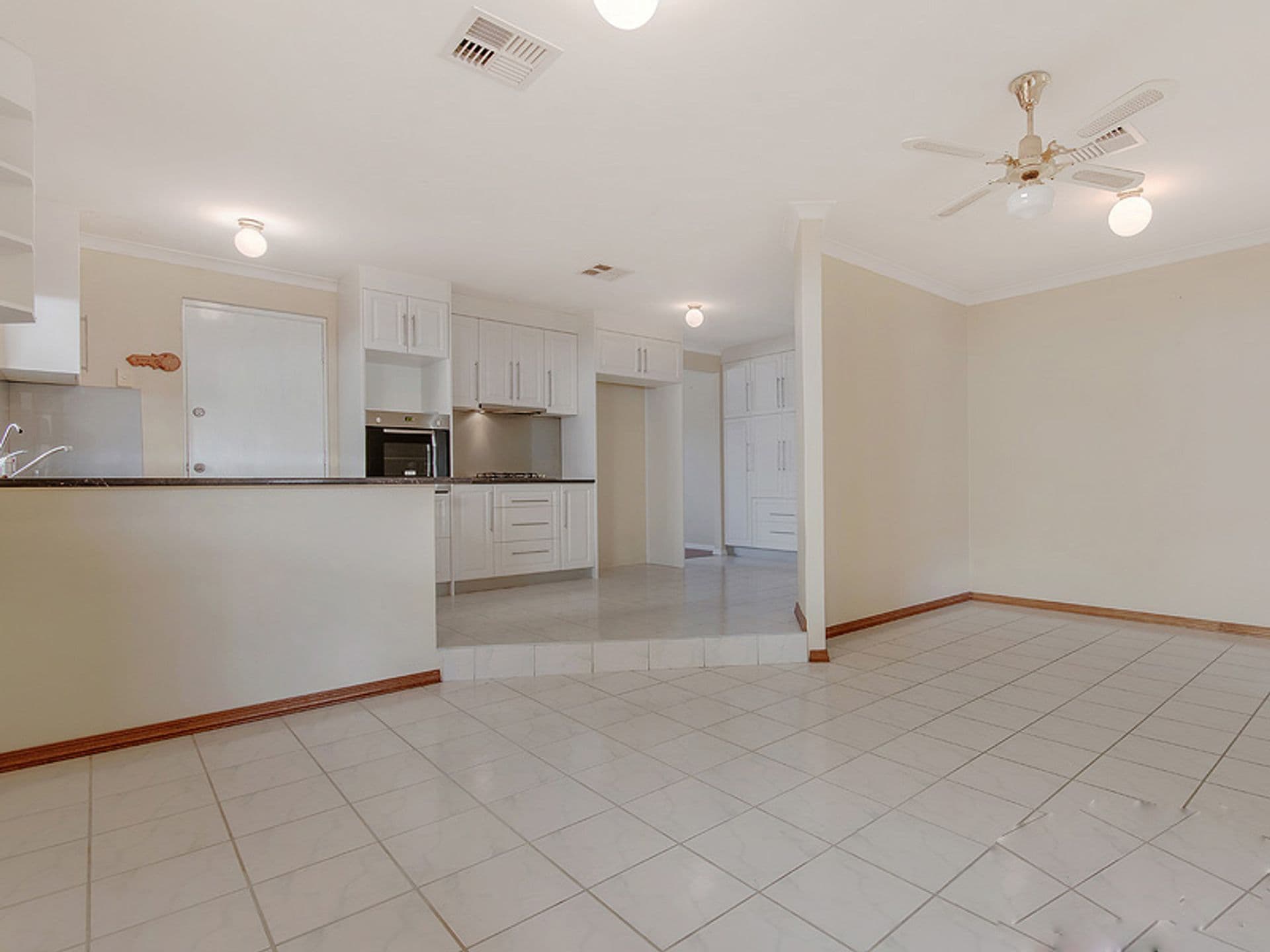 20/61 Rockingham Beach Road, Rockingham, WA, 6168, Warnbro - Thumbnail 4