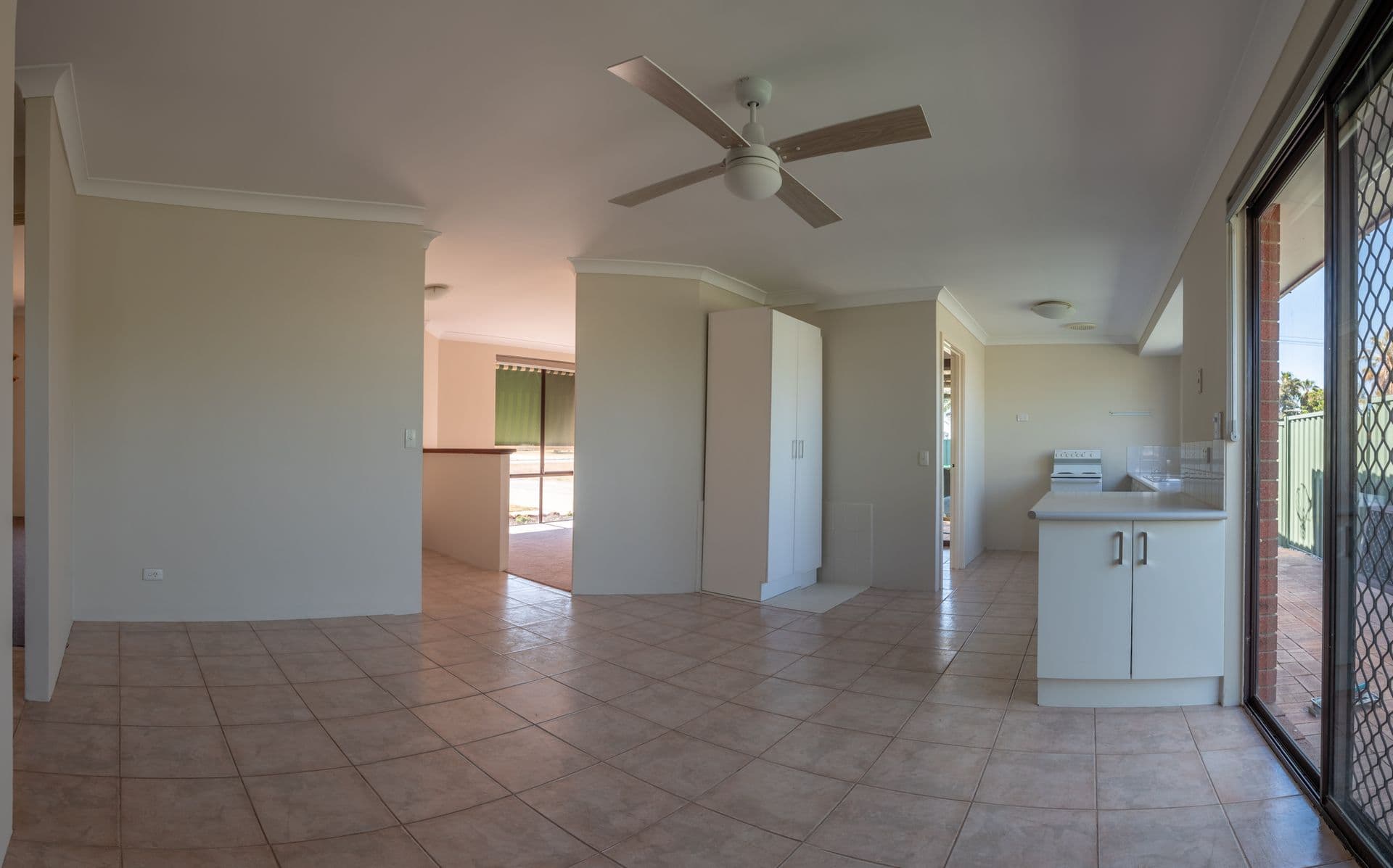 20/61 Rockingham Beach Road, Rockingham, WA, 6168, Warnbro - Thumbnail 2