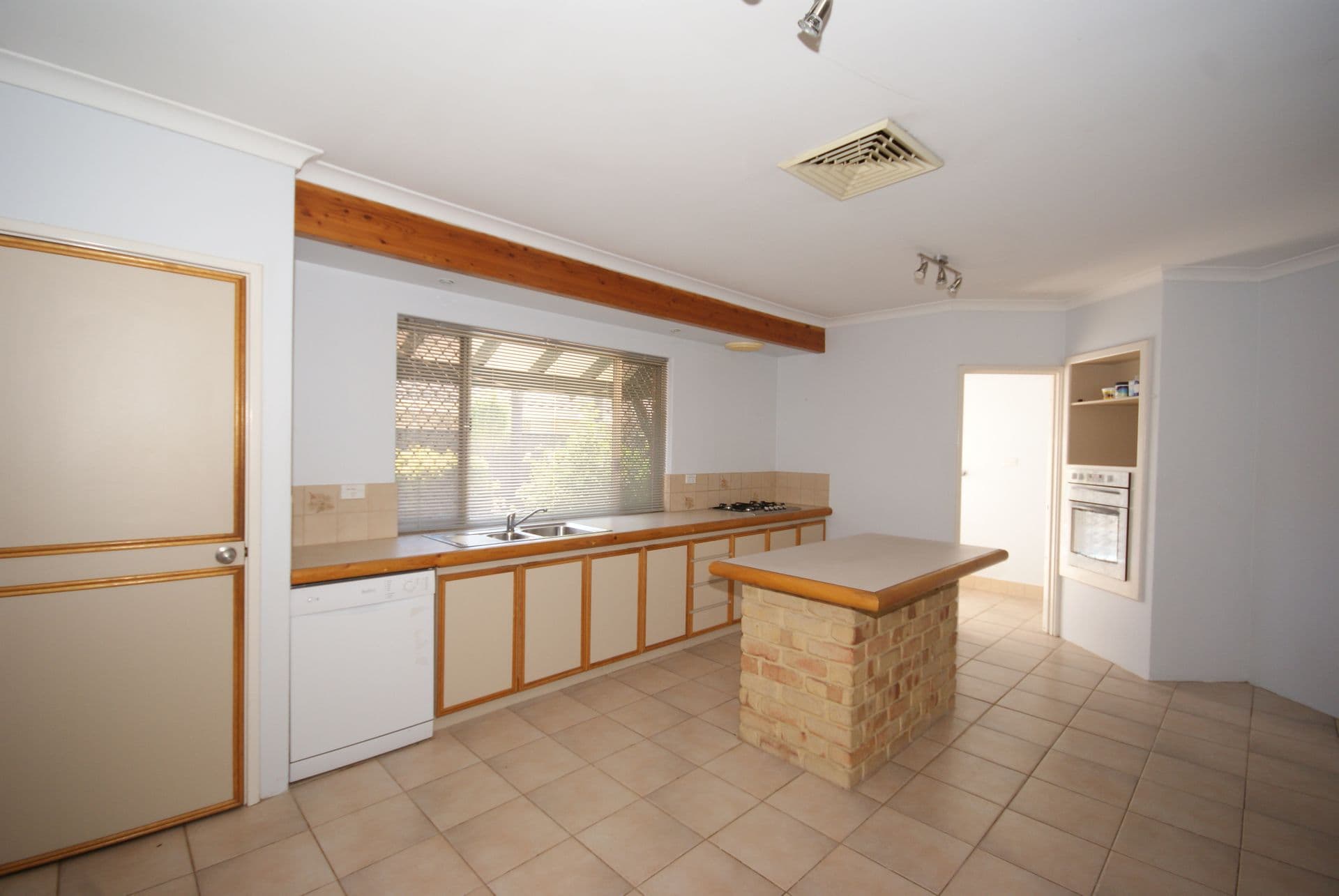 20/61 Rockingham Beach Road, Rockingham, WA, 6168, Thornlie - Thumbnail 2