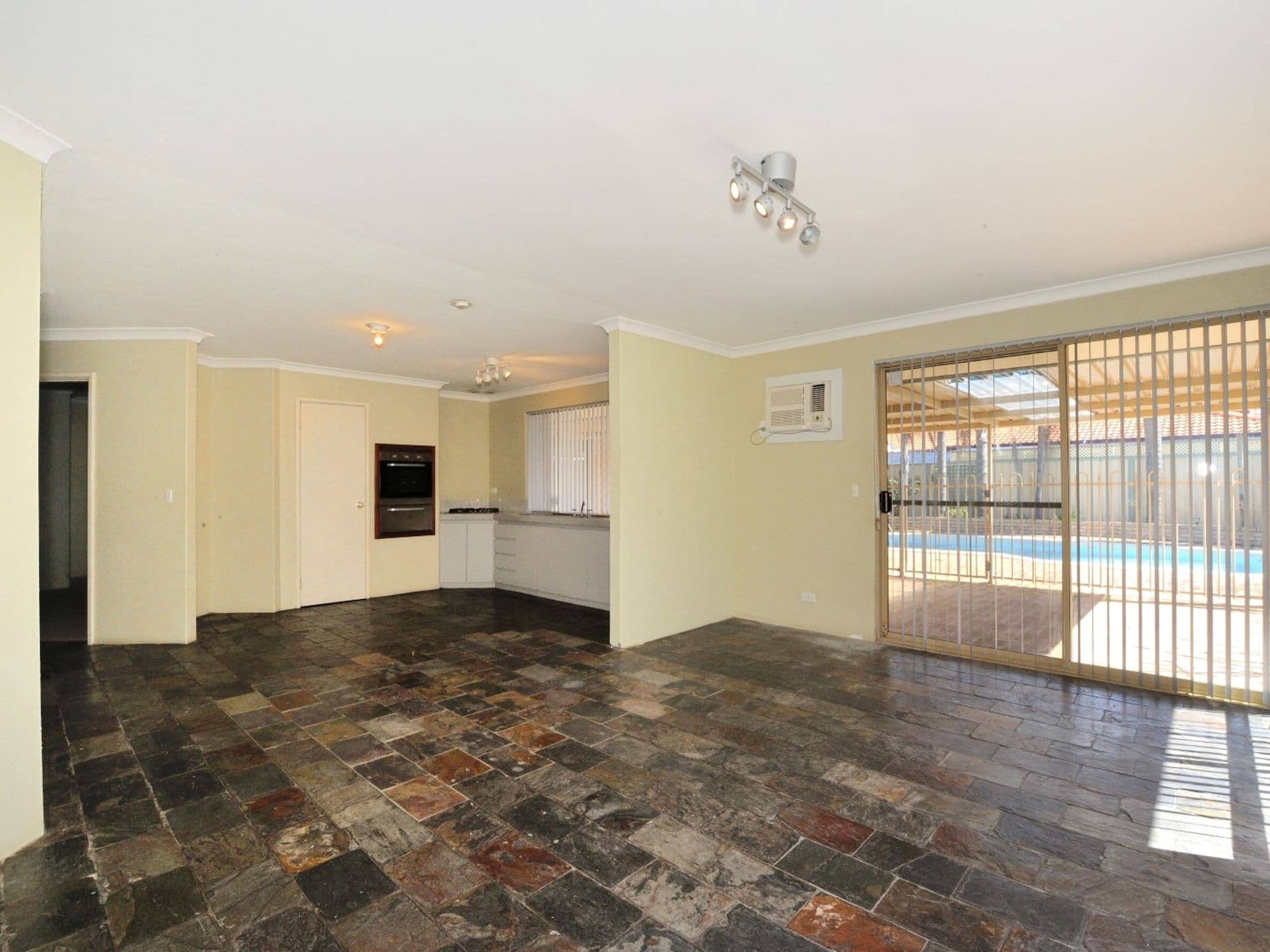 20/61 Rockingham Beach Road, Rockingham, WA, 6168, Cooloongup - Thumbnail 4